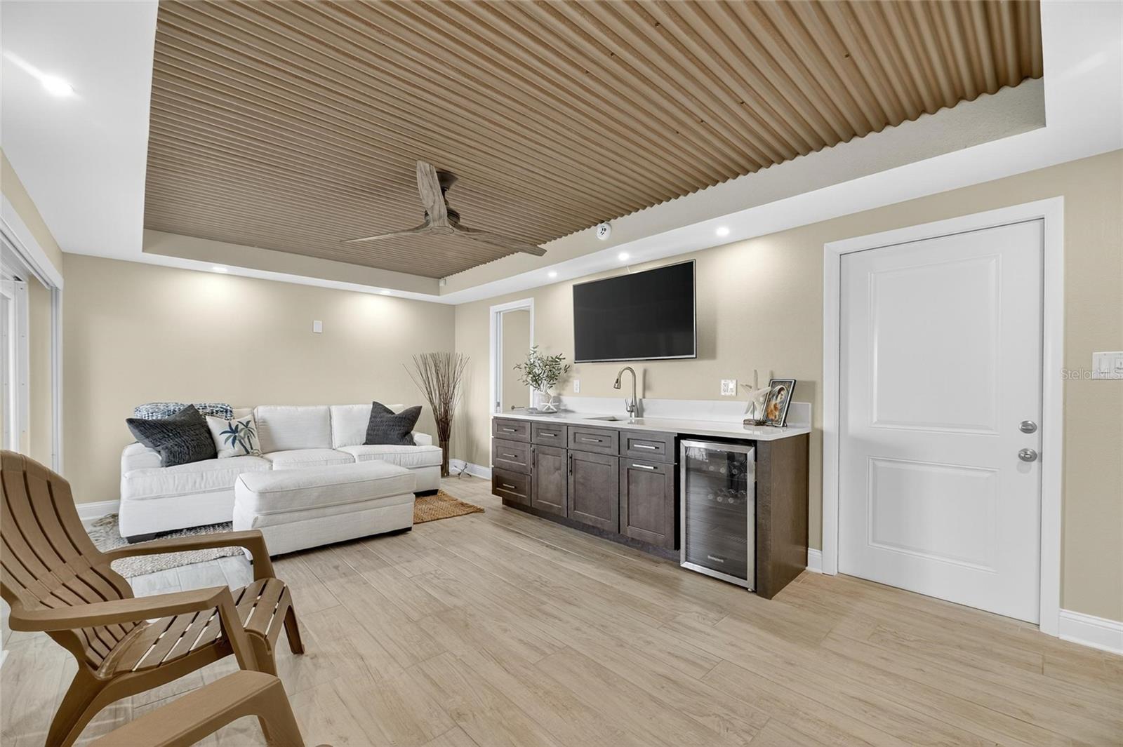 Image 39 of 70 For 160 Marina Del Rey Court