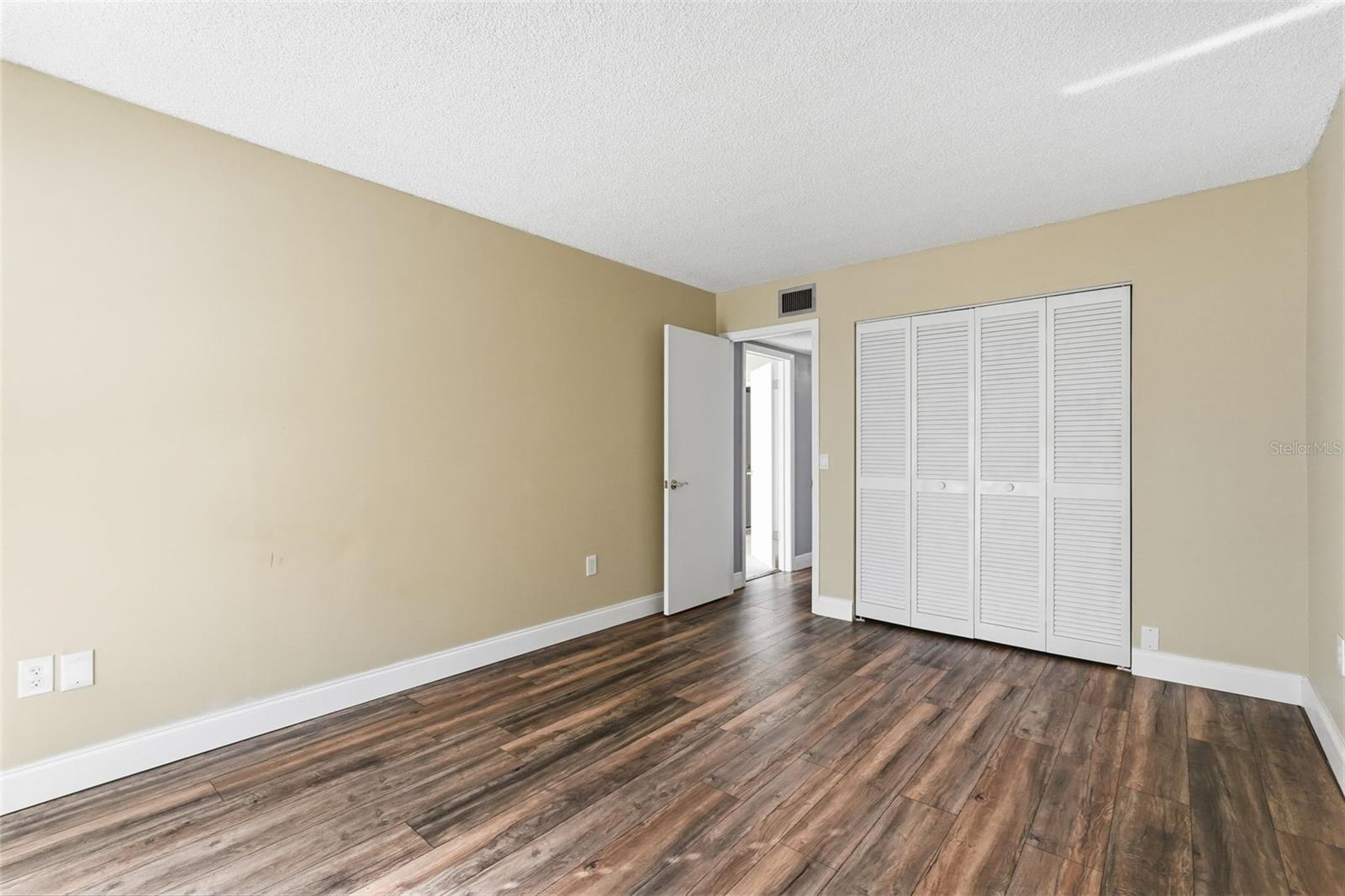 Image 14 of 33 For 225 Country Club Drive E252