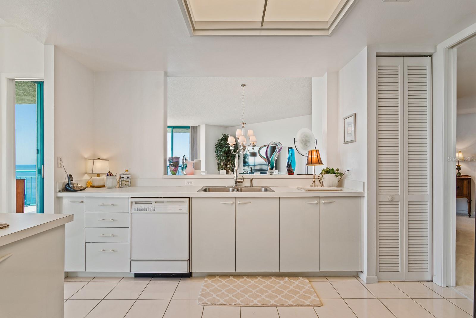 Image 18 of 94 For 1560 Gulf Boulevard 1507