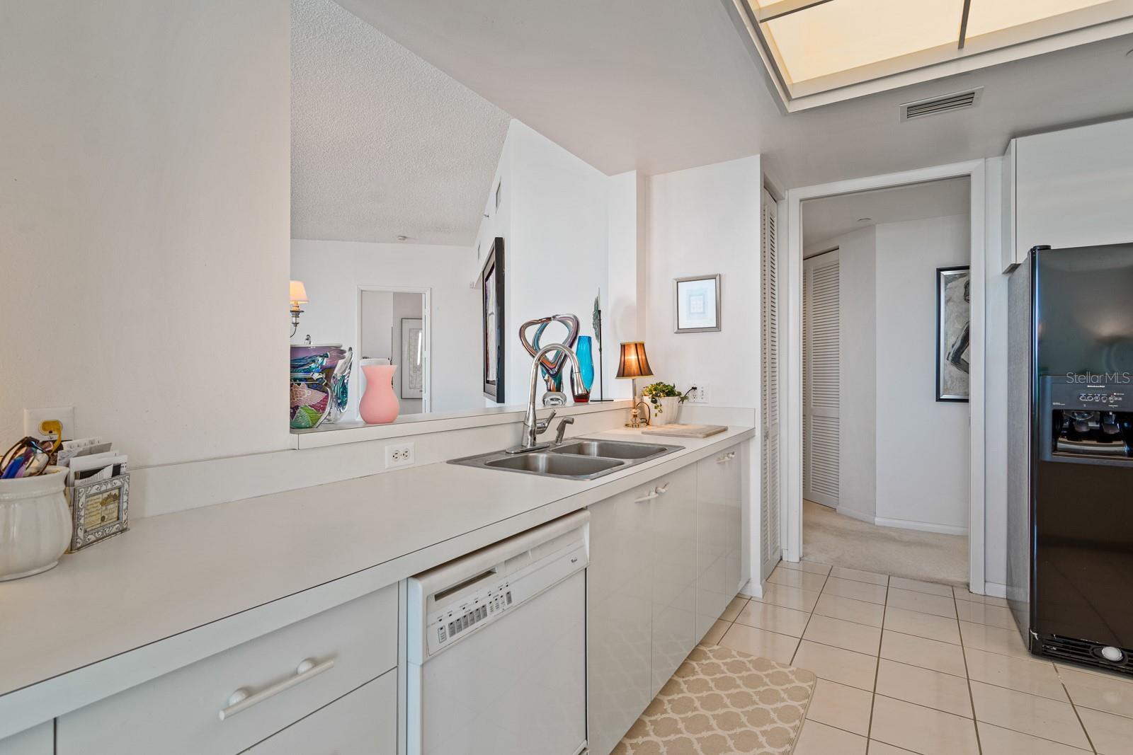 Image 19 of 94 For 1560 Gulf Boulevard 1507