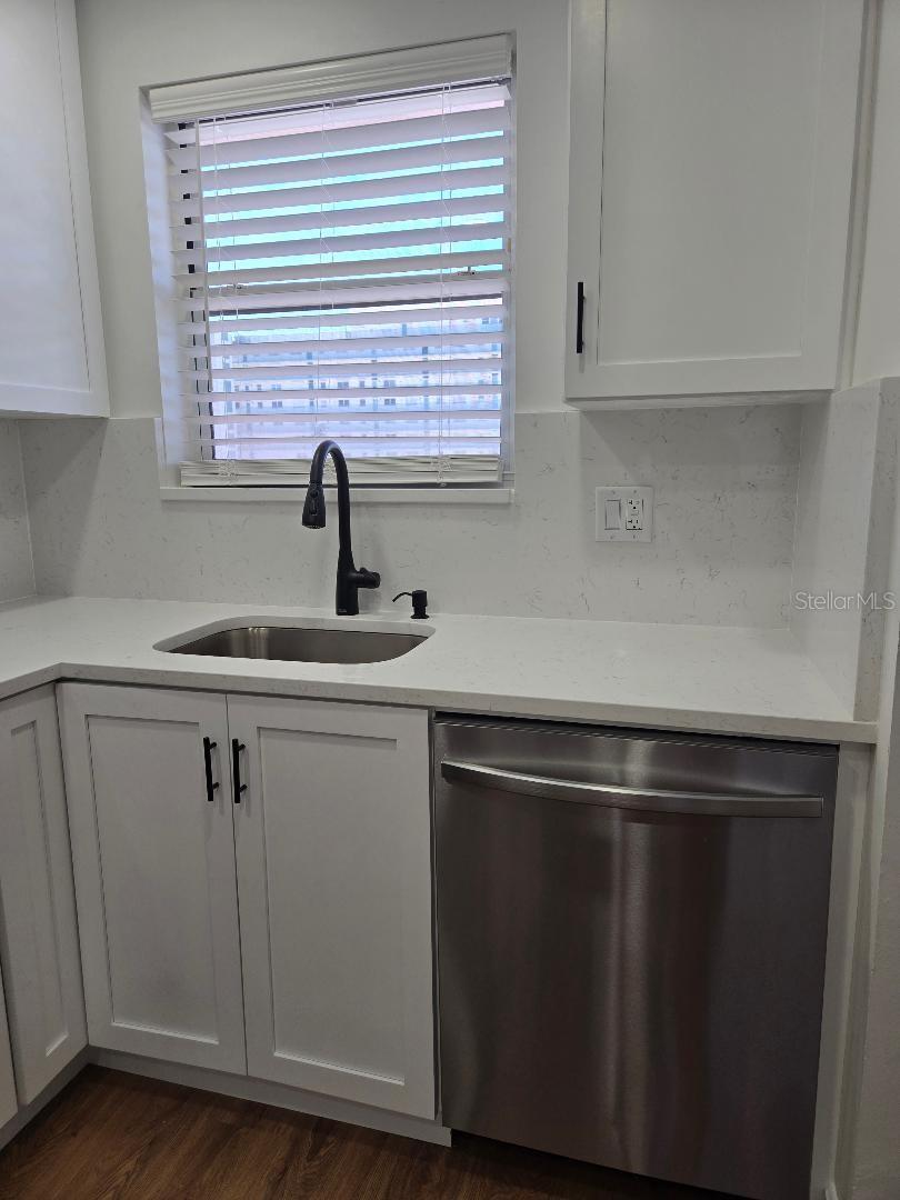 Image 8 of 37 For 6025 Shore Boulevard S 405