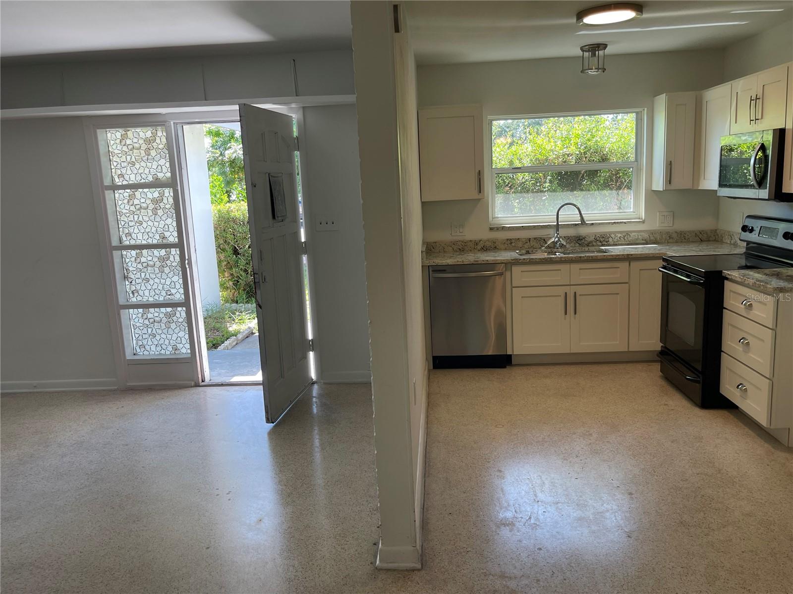 Image 5 of 15 For 3076 Grand View Avenue