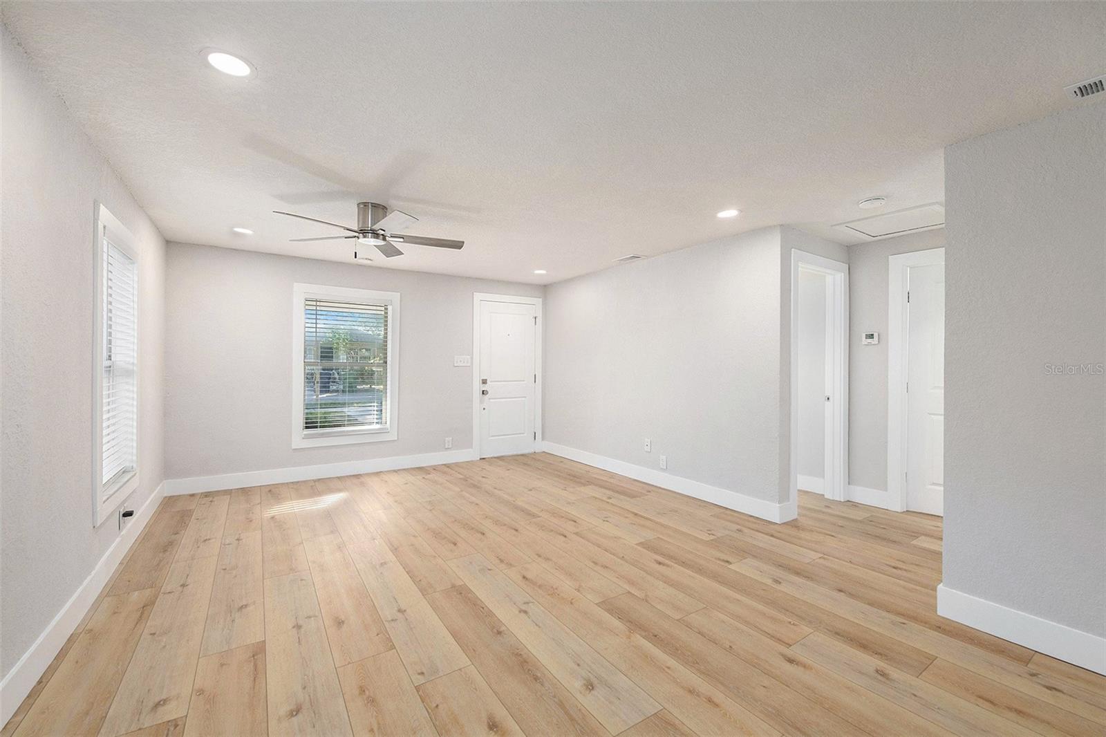 Listing photo id 11 for 8718 Brooks Street