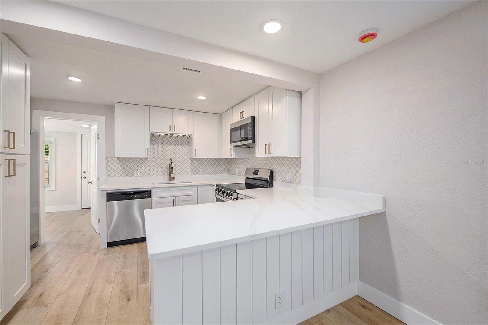 Listing photo id 12 for 8718 Brooks Street