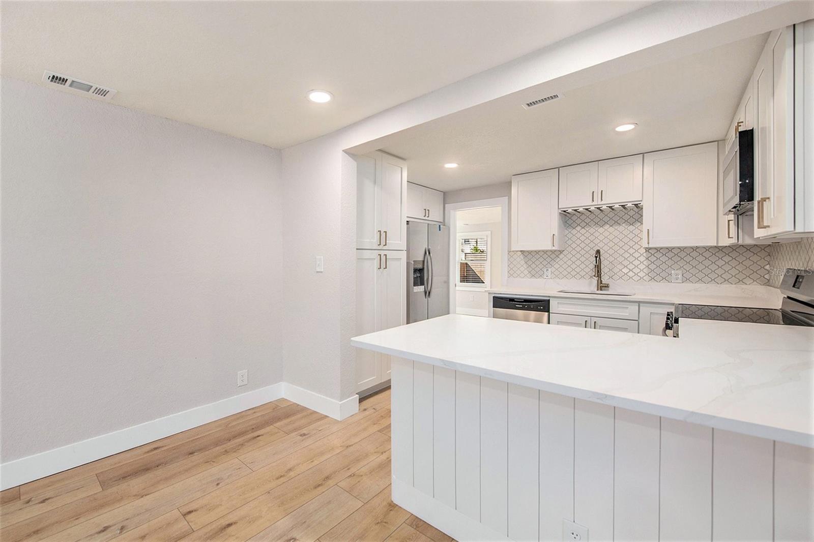Listing photo id 13 for 8718 Brooks Street