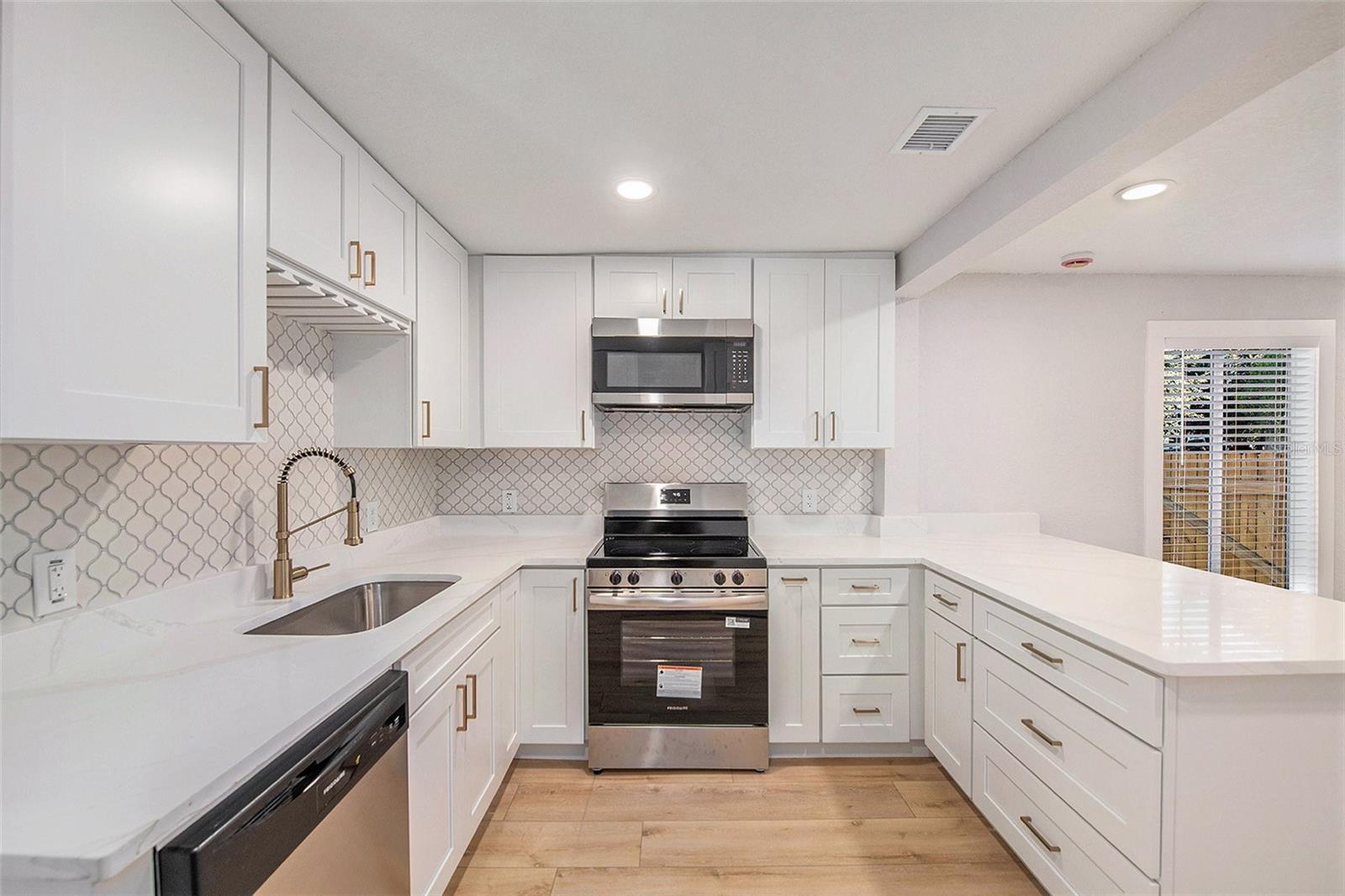 Listing photo id 14 for 8718 Brooks Street
