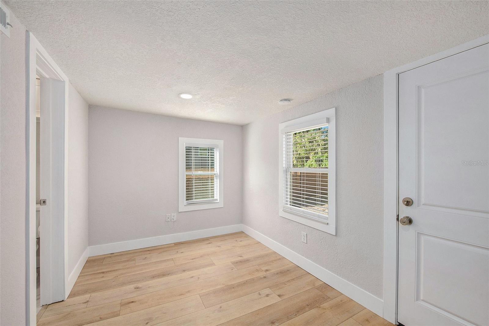 Listing photo id 16 for 8718 Brooks Street