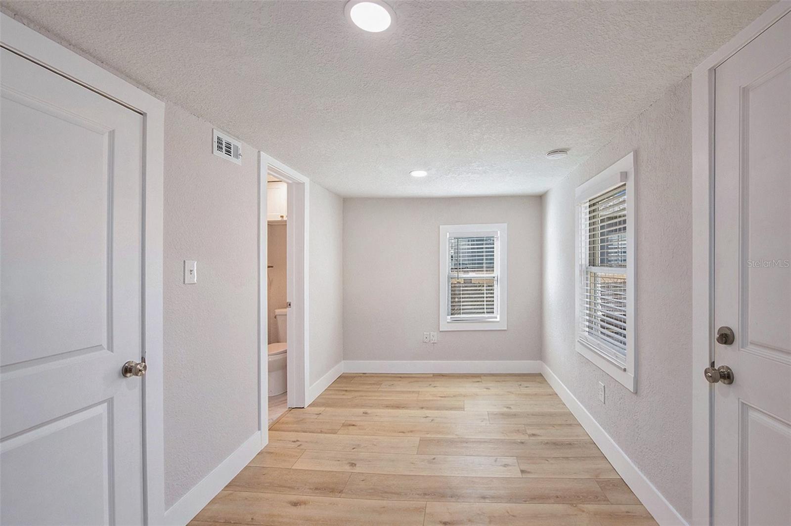 Listing photo id 17 for 8718 Brooks Street