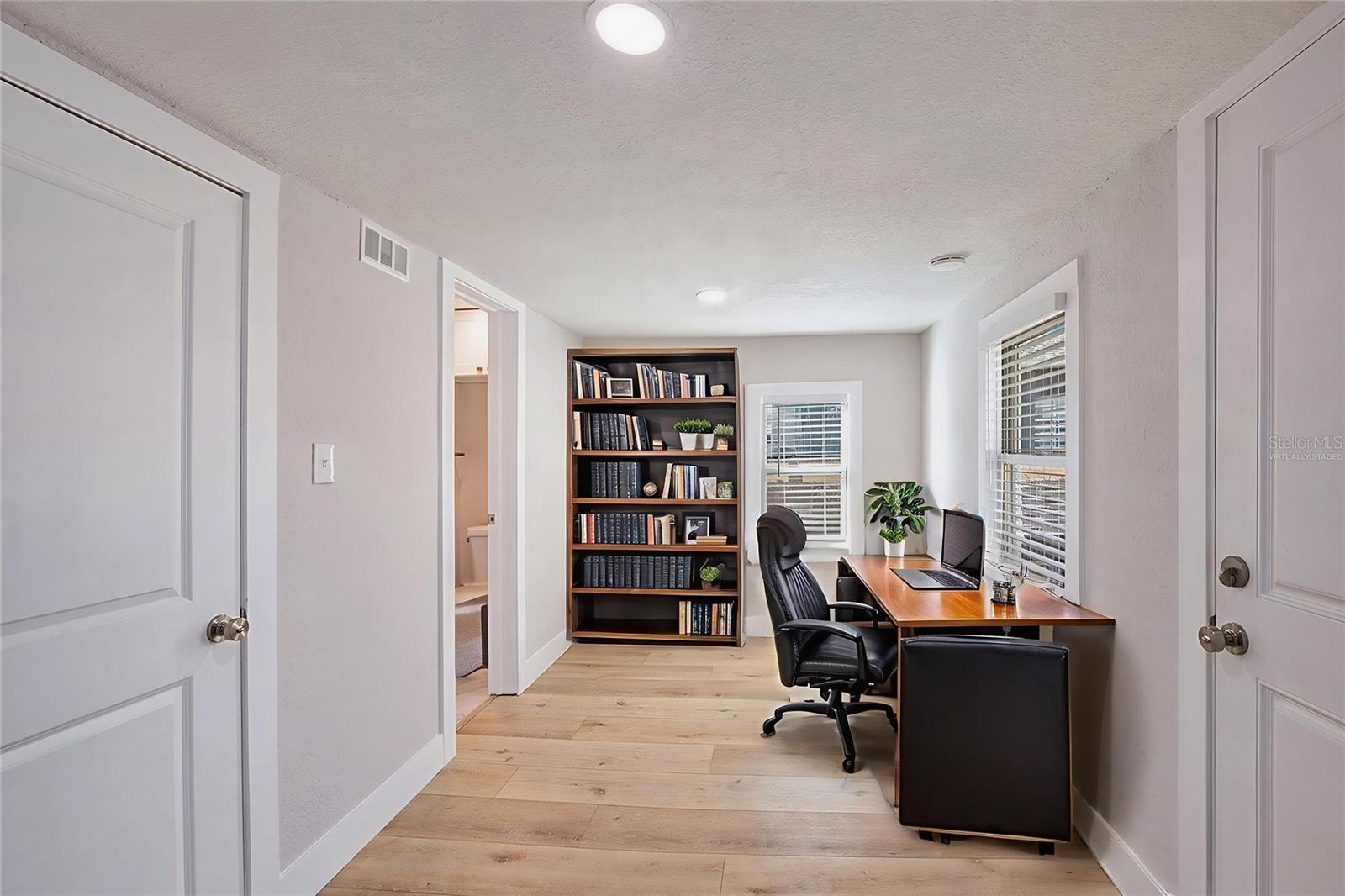 Listing photo id 18 for 8718 Brooks Street