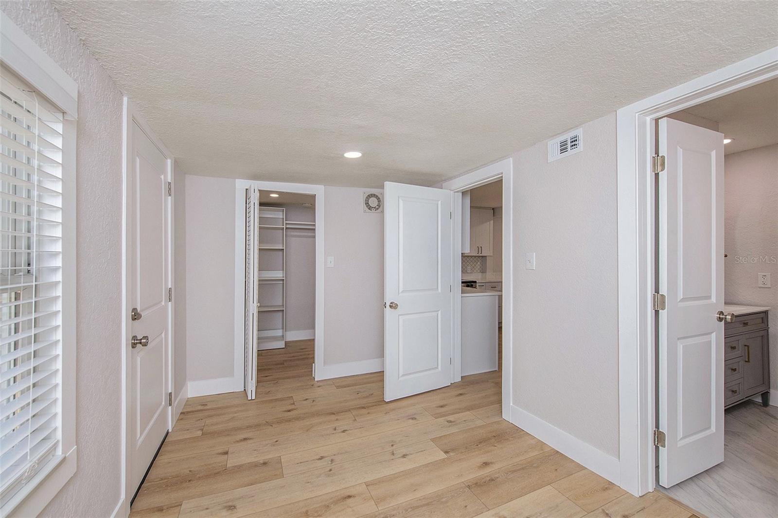 Listing photo id 19 for 8718 Brooks Street