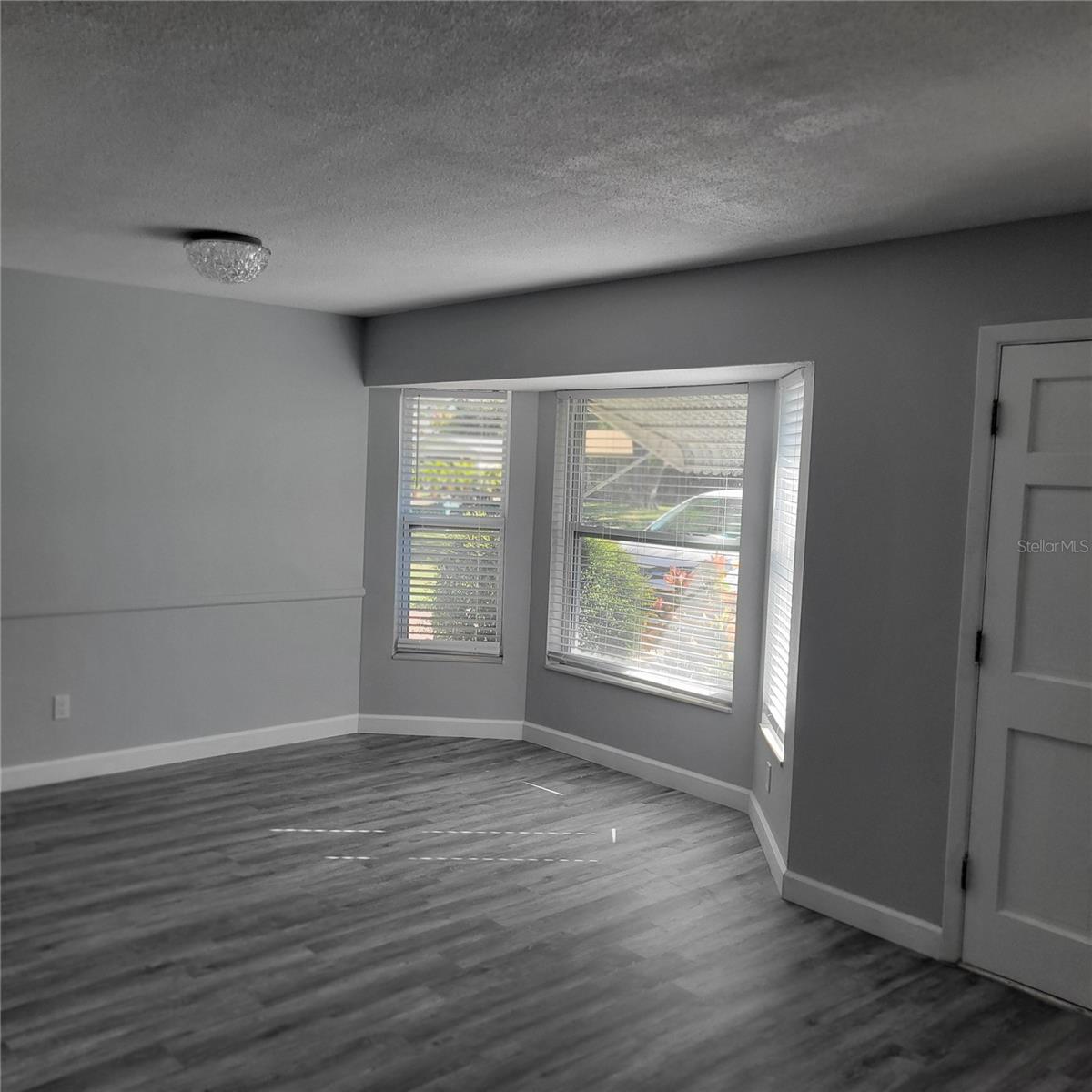 Image 11 of 65 For 11596 Oval Drive E