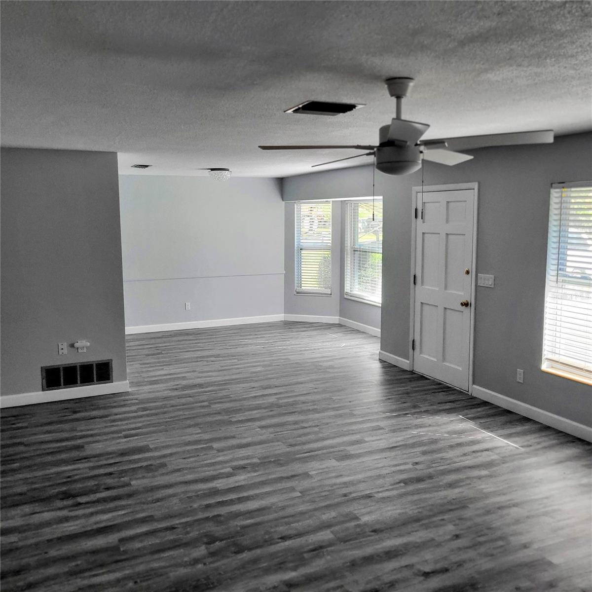 Image 9 of 65 For 11596 Oval Drive E