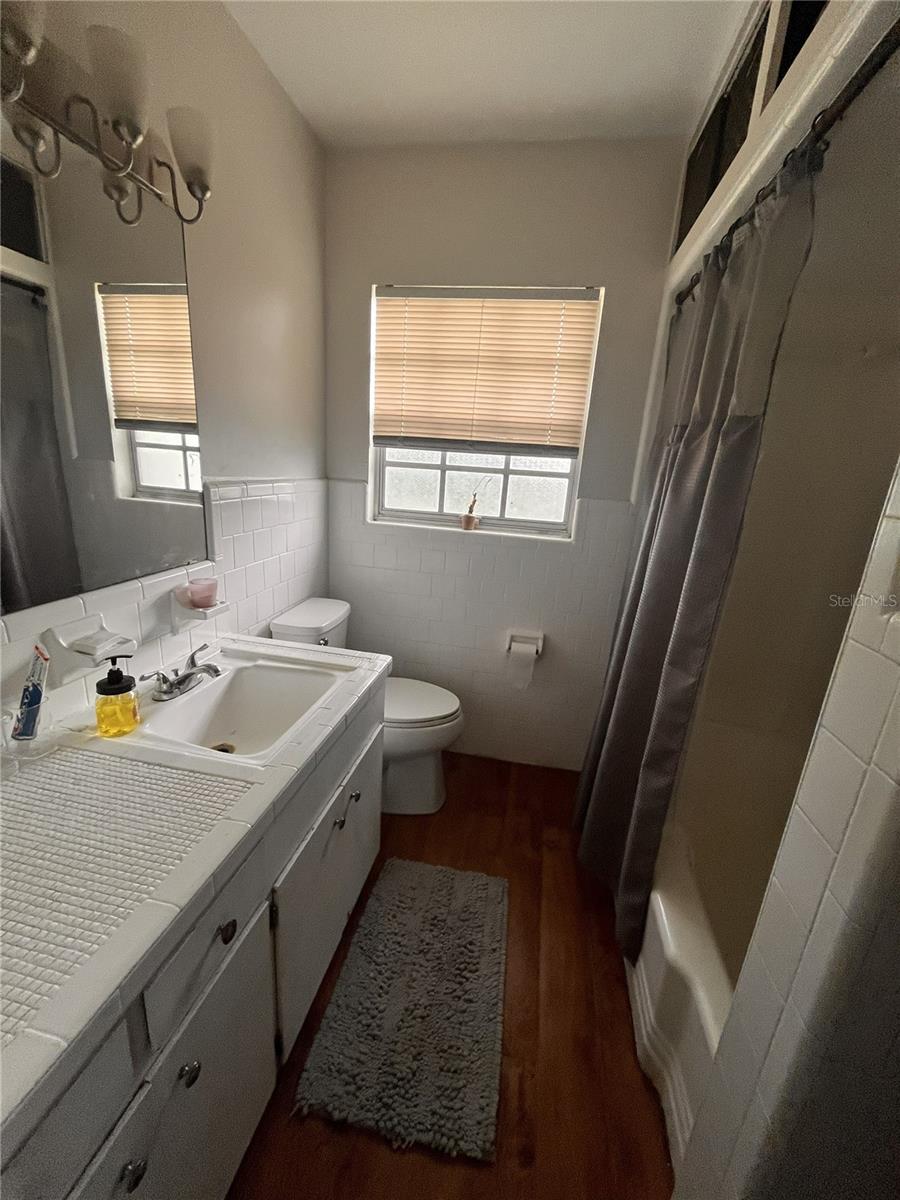 Listing photo id 11 for 705 Westwood Drive