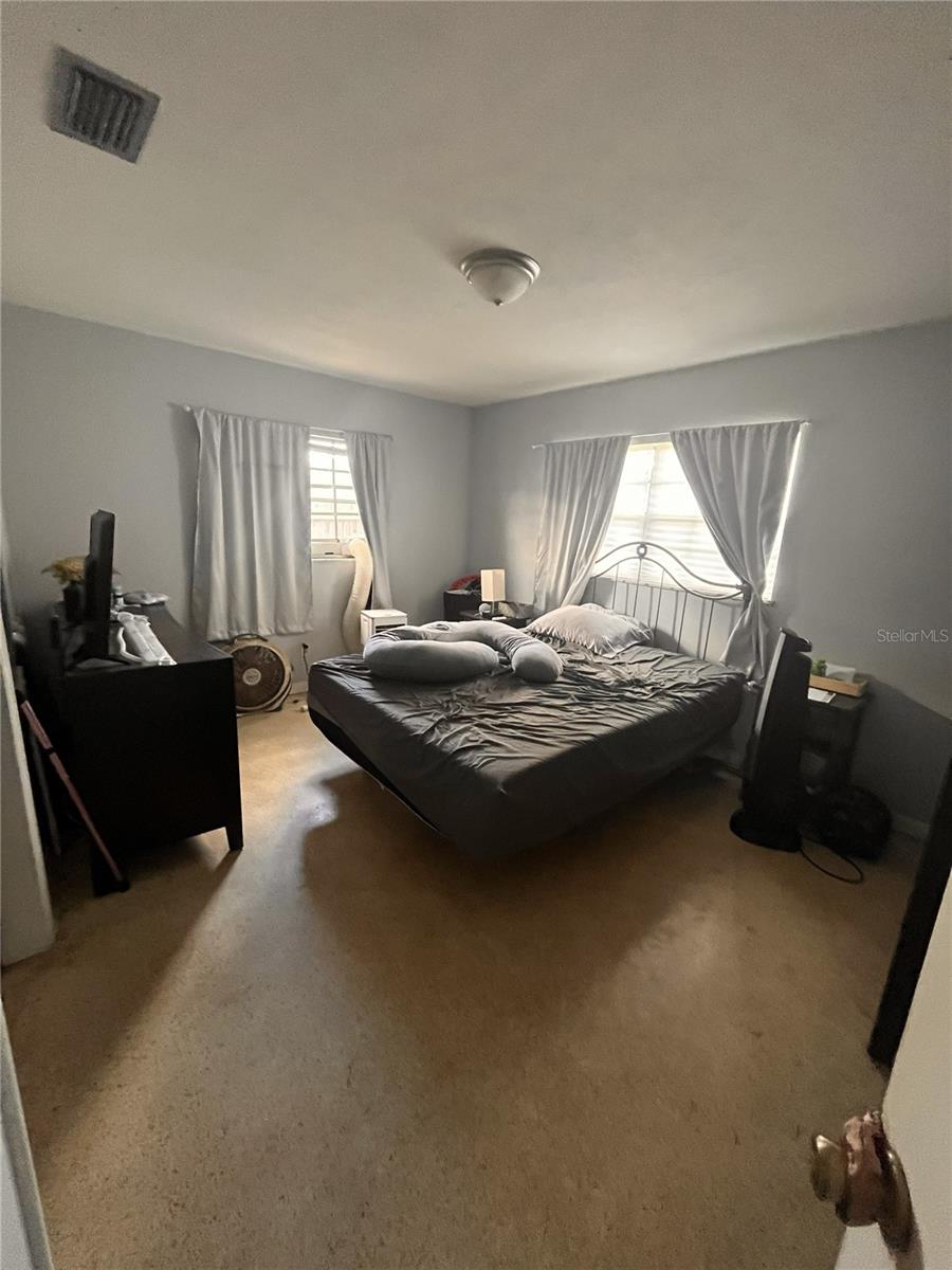 Listing photo id 13 for 705 Westwood Drive