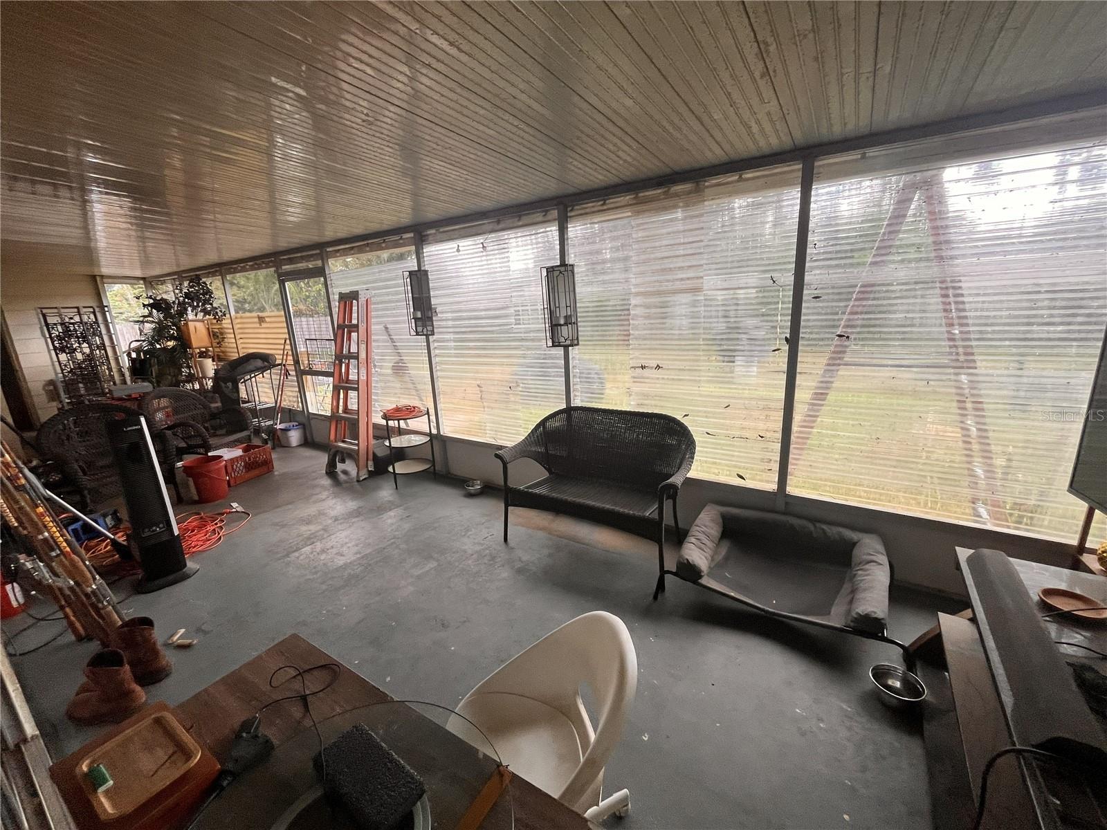 Listing photo id 16 for 705 Westwood Drive