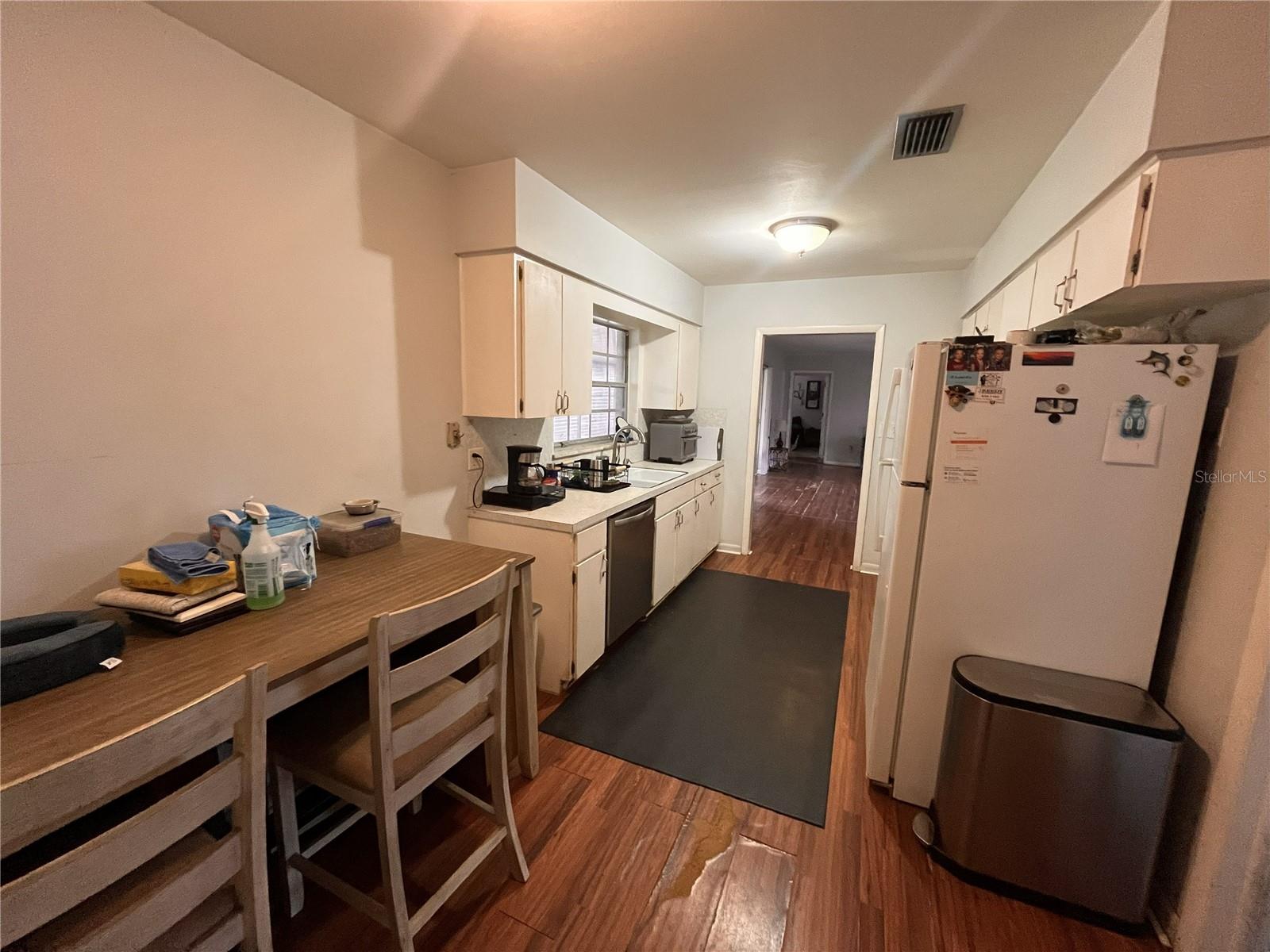 Listing photo id 5 for 705 Westwood Drive
