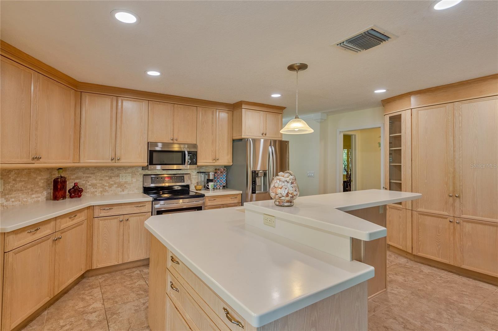 Listing photo id 15 for 411 Belle Isle Avenue