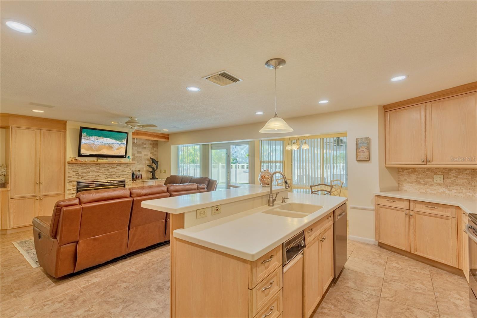 Listing photo id 16 for 411 Belle Isle Avenue