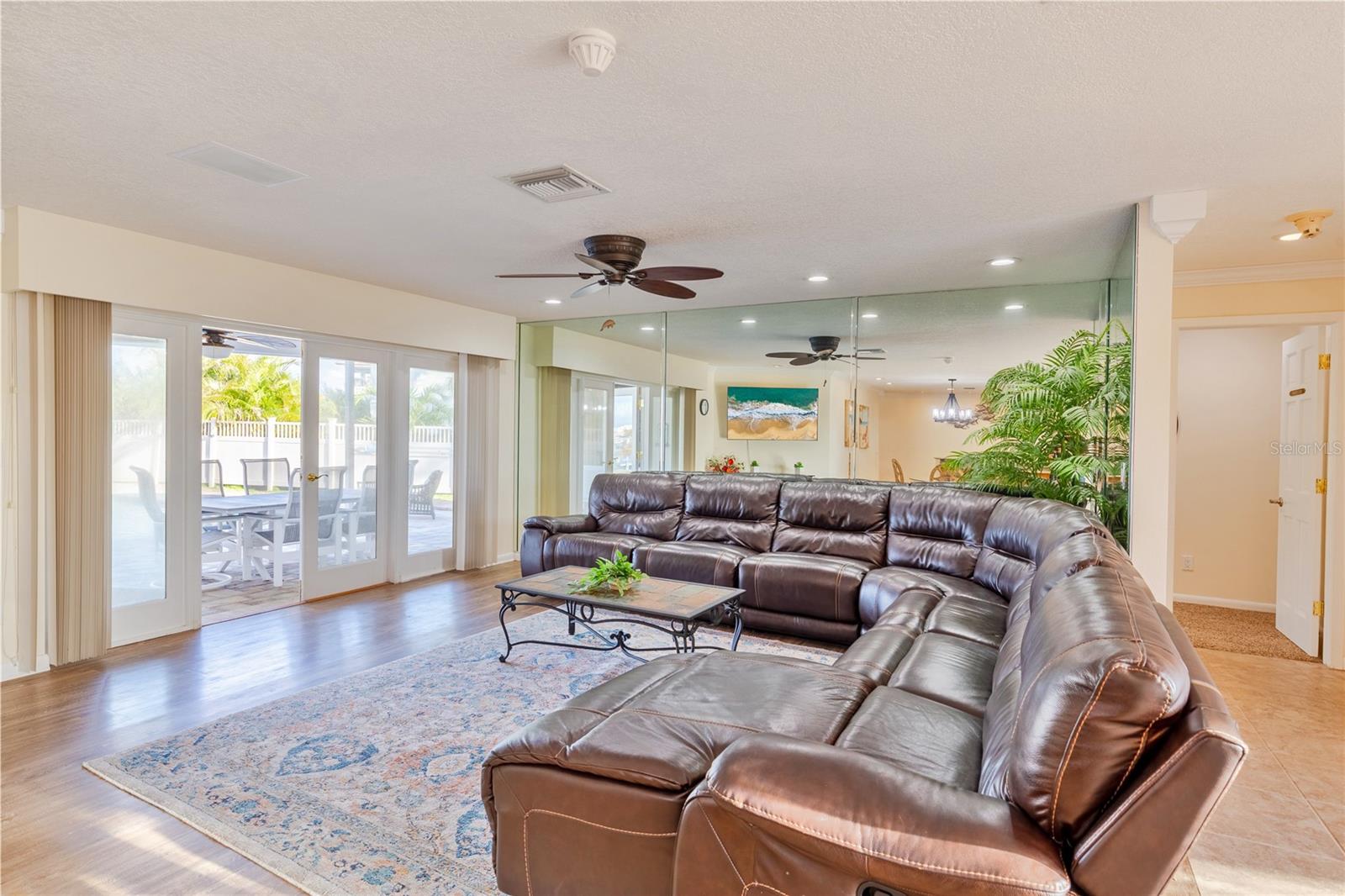 Listing photo id 5 for 411 Belle Isle Avenue