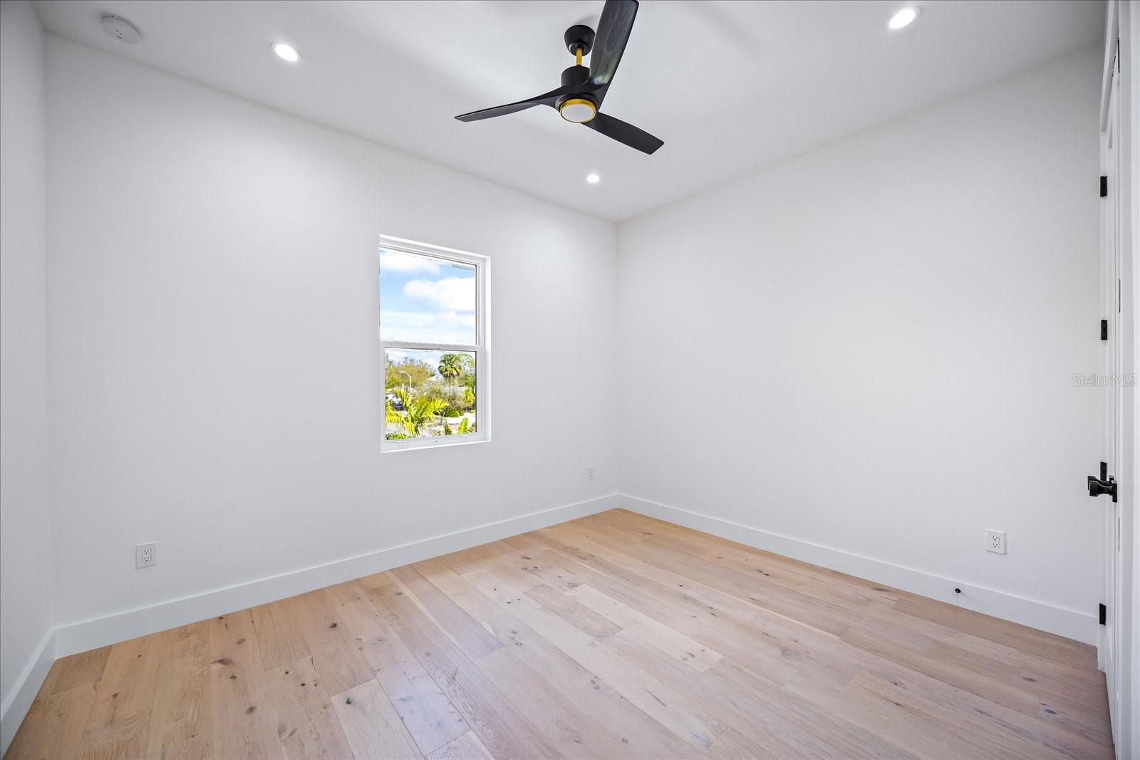 Listing photo id 48 for 3601 Platt Street