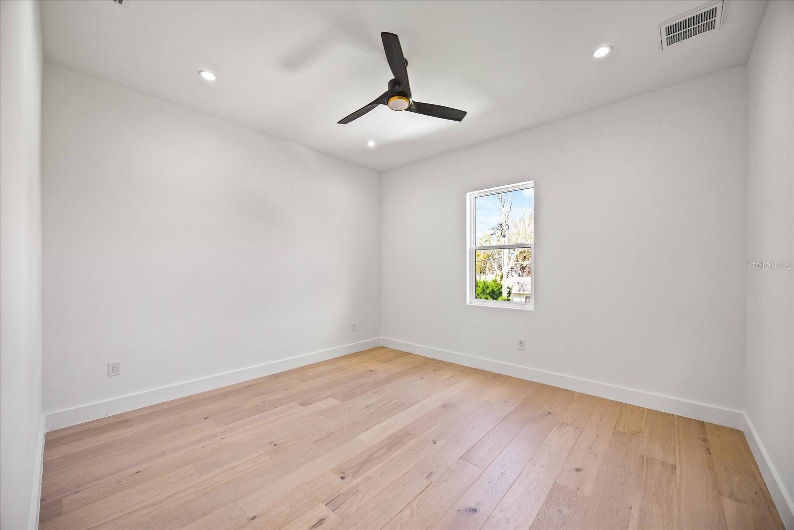 Listing photo id 50 for 3601 Platt Street