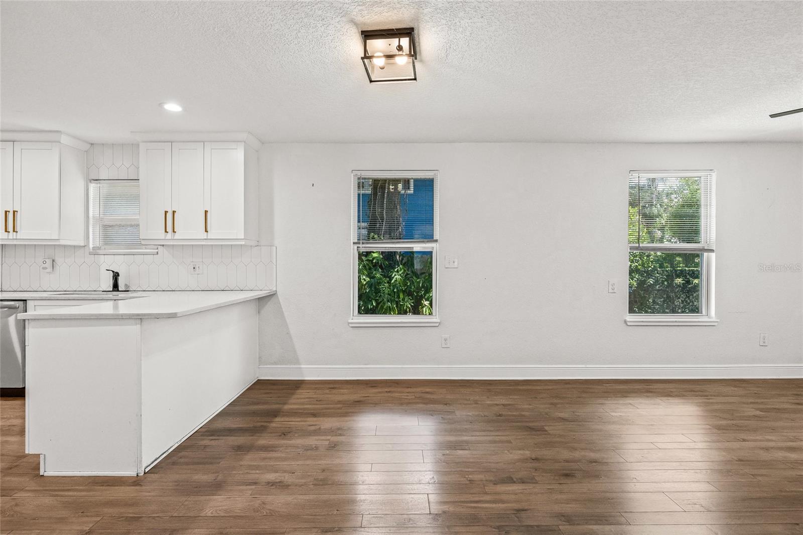 Image 11 of 38 For 210 Cluster Avenue