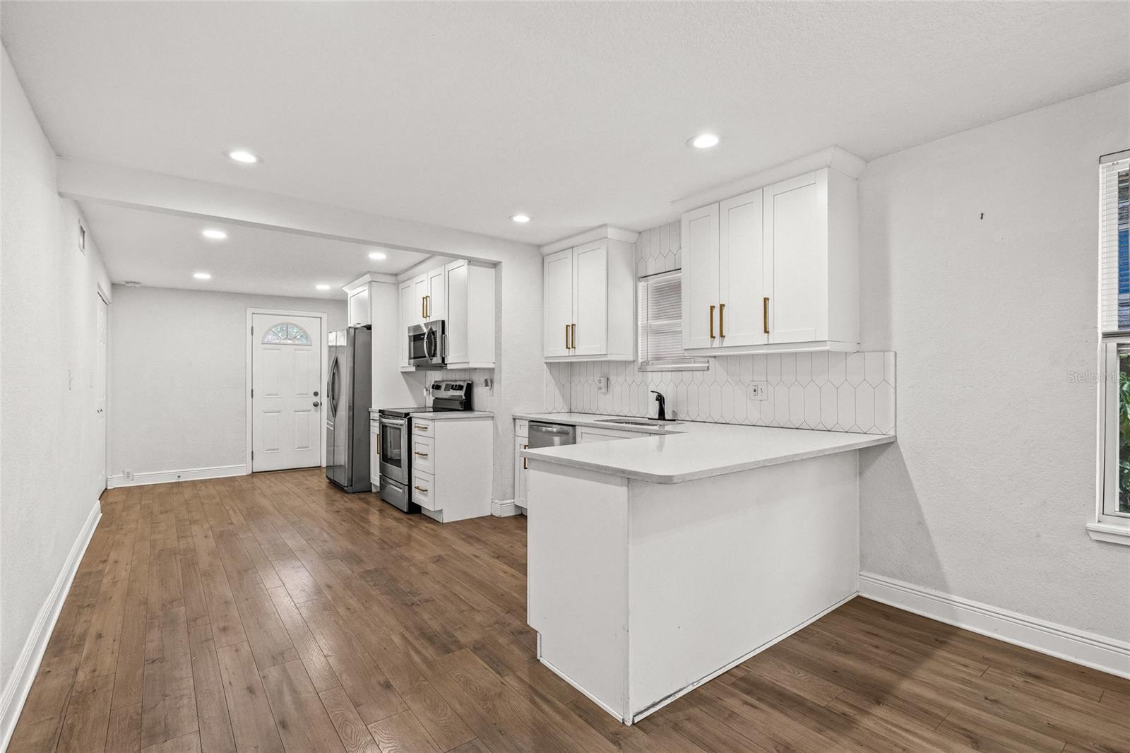 Image 12 of 38 For 210 Cluster Avenue