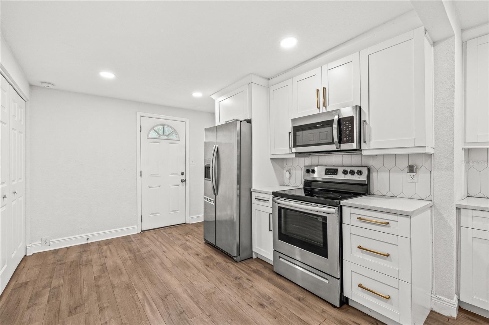 Image 14 of 38 For 210 Cluster Avenue