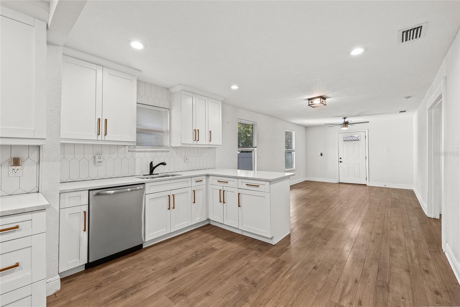 Image 15 of 38 For 210 Cluster Avenue