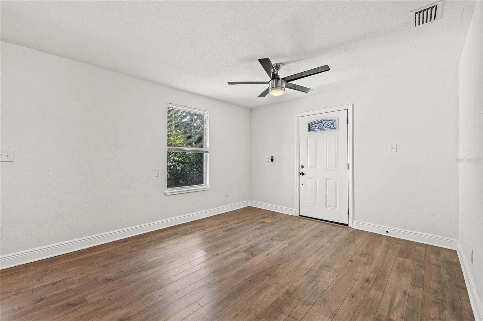 Image 8 of 38 For 210 Cluster Avenue