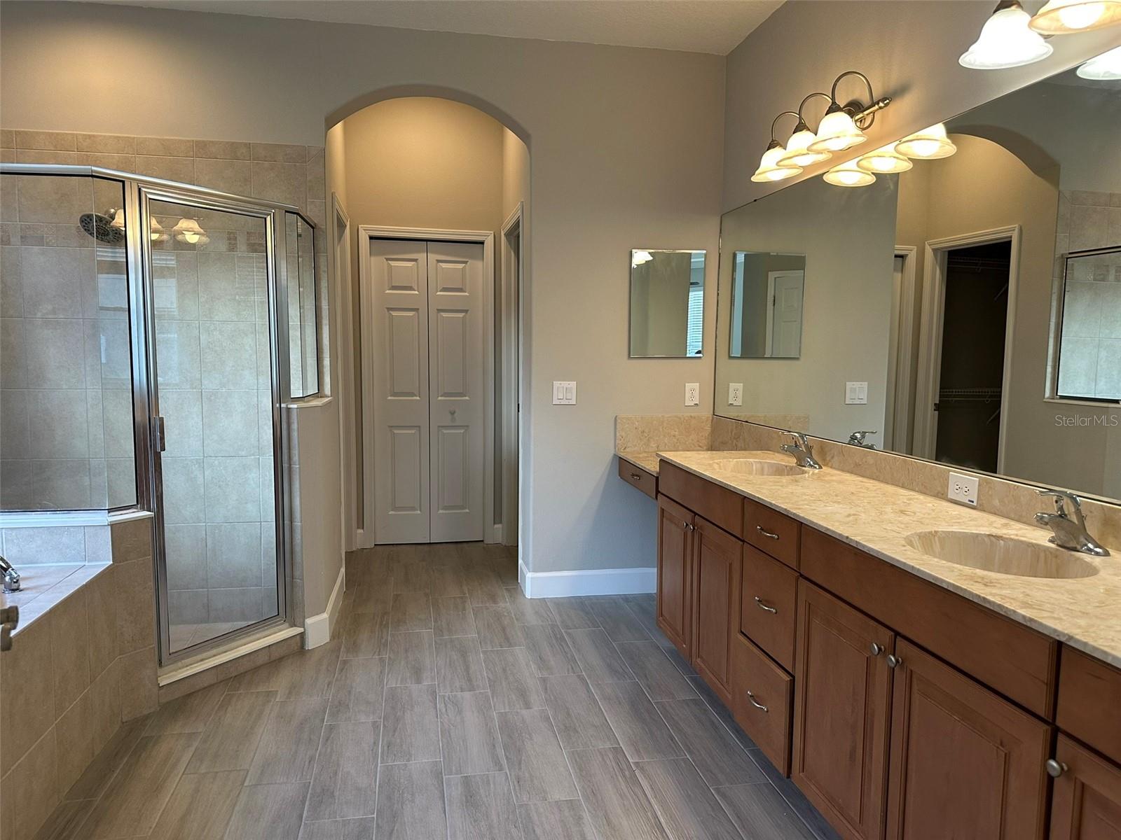 Image 5 of 27 For 1008 Arista Boulevard