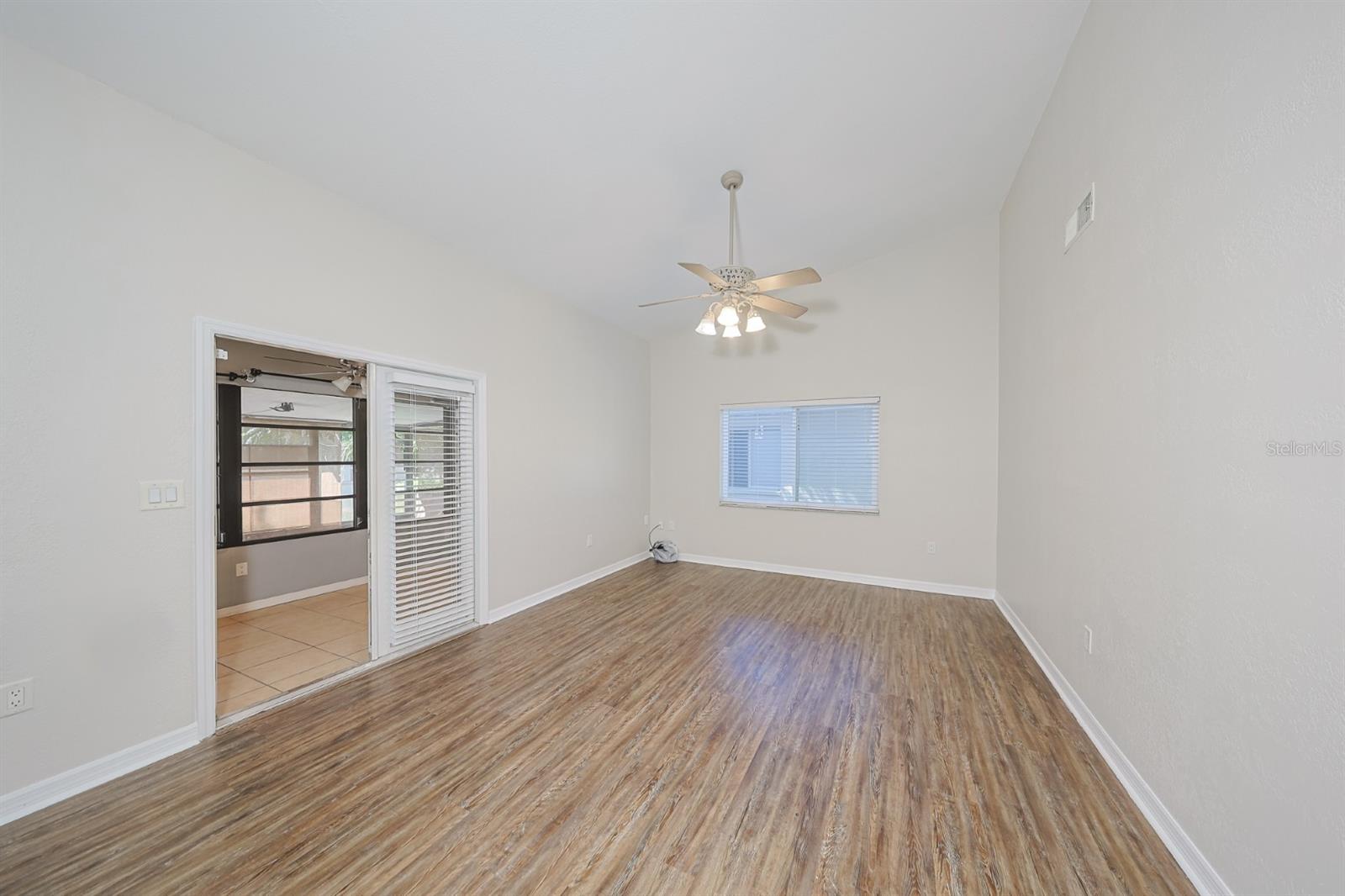 Image 15 of 34 For 10900 Livingston Drive