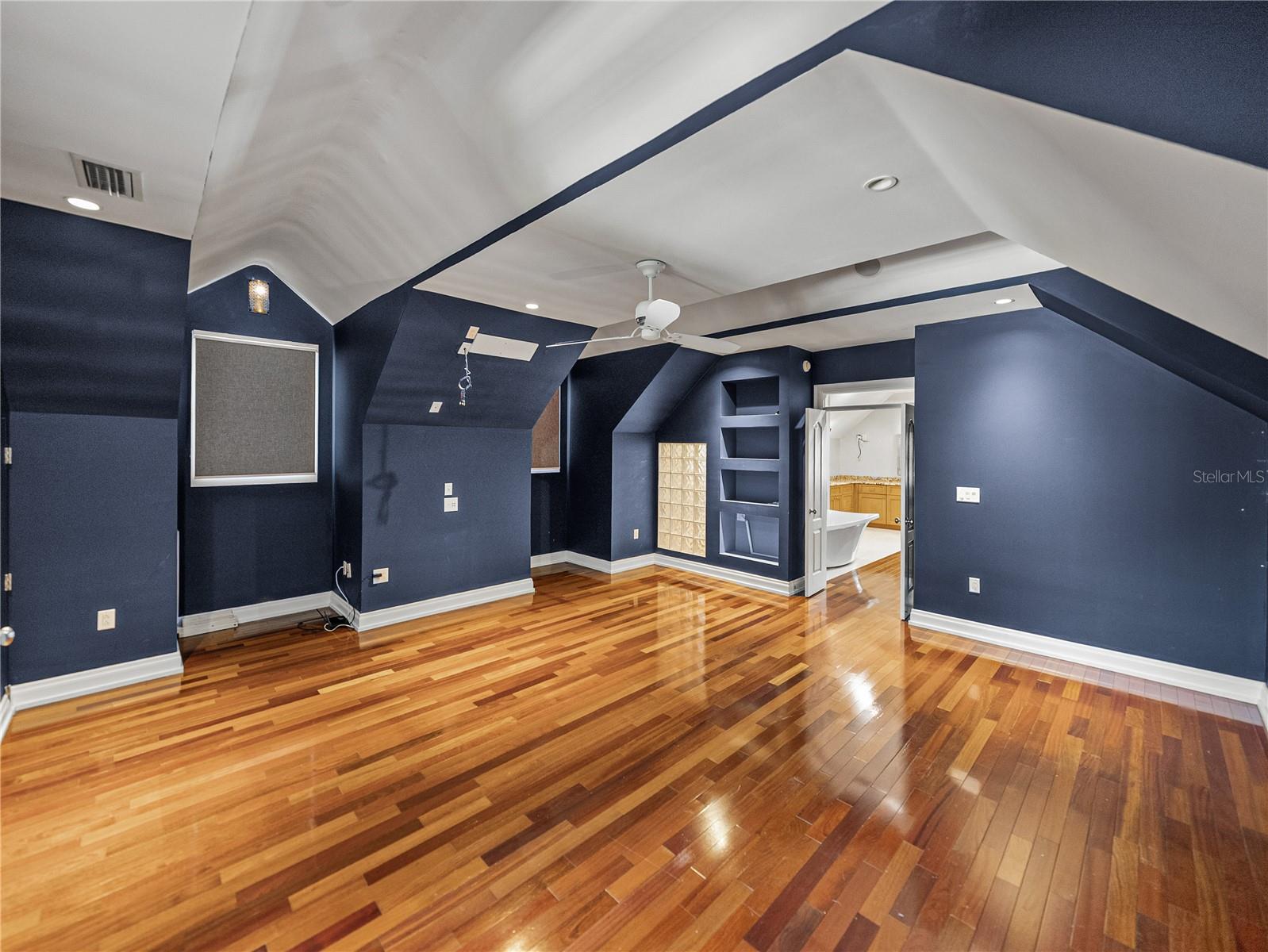 Image 33 of 92 For 3001 San Rafael Street