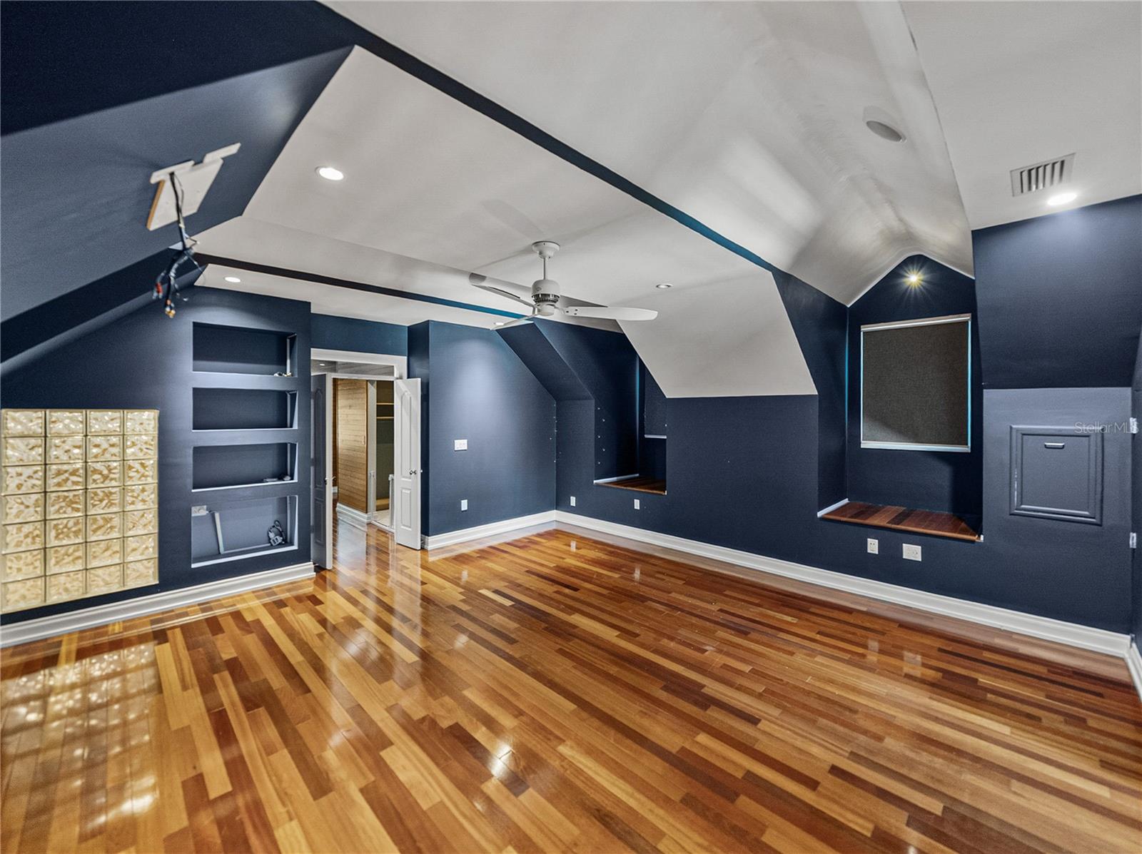 Image 36 of 92 For 3001 San Rafael Street