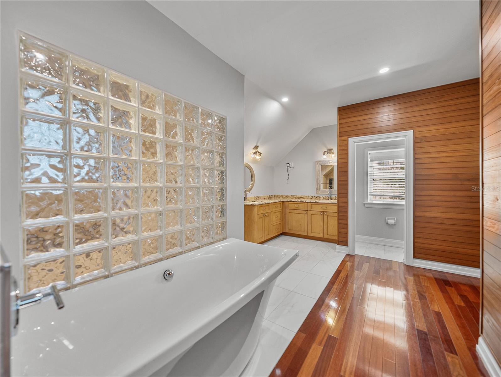 Image 38 of 92 For 3001 San Rafael Street