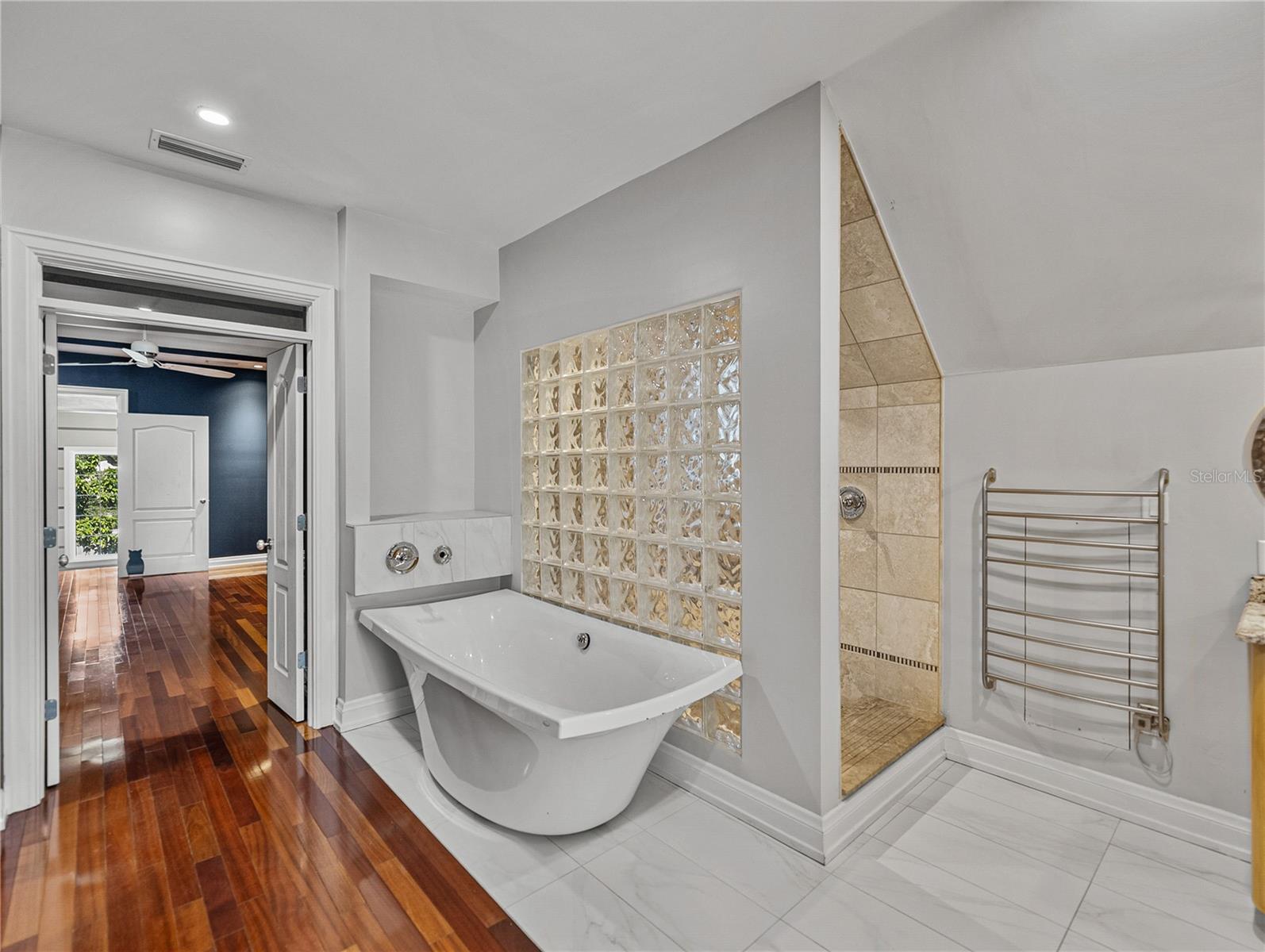 Image 40 of 92 For 3001 San Rafael Street