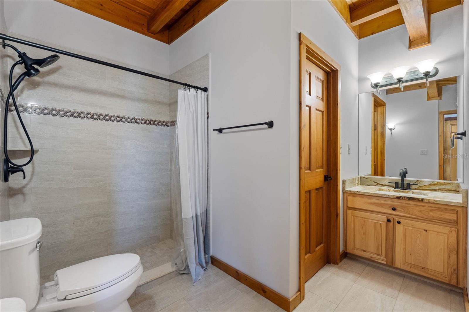 Listing photo id 15 for 11401 Thonotosassa Road