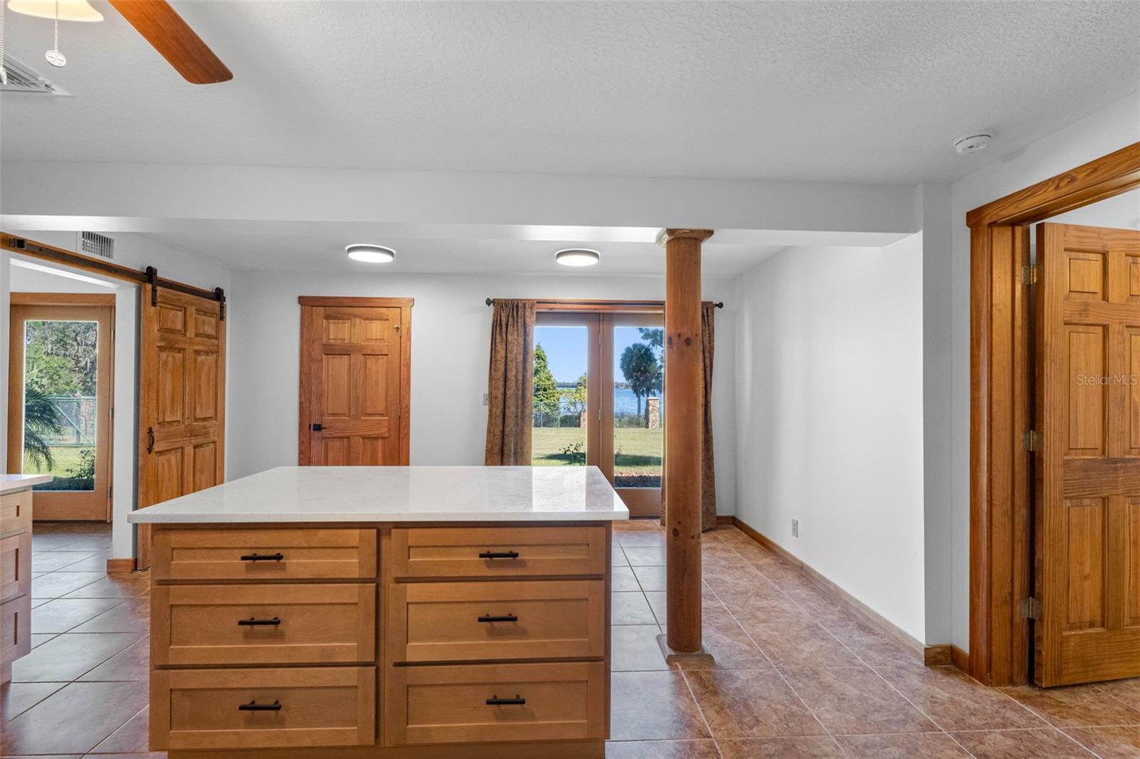 Listing photo id 18 for 11401 Thonotosassa Road