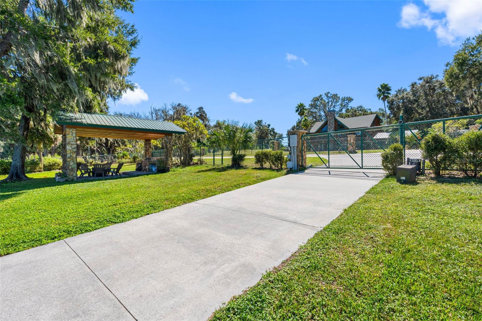 Listing photo id 47 for 11401 Thonotosassa Road