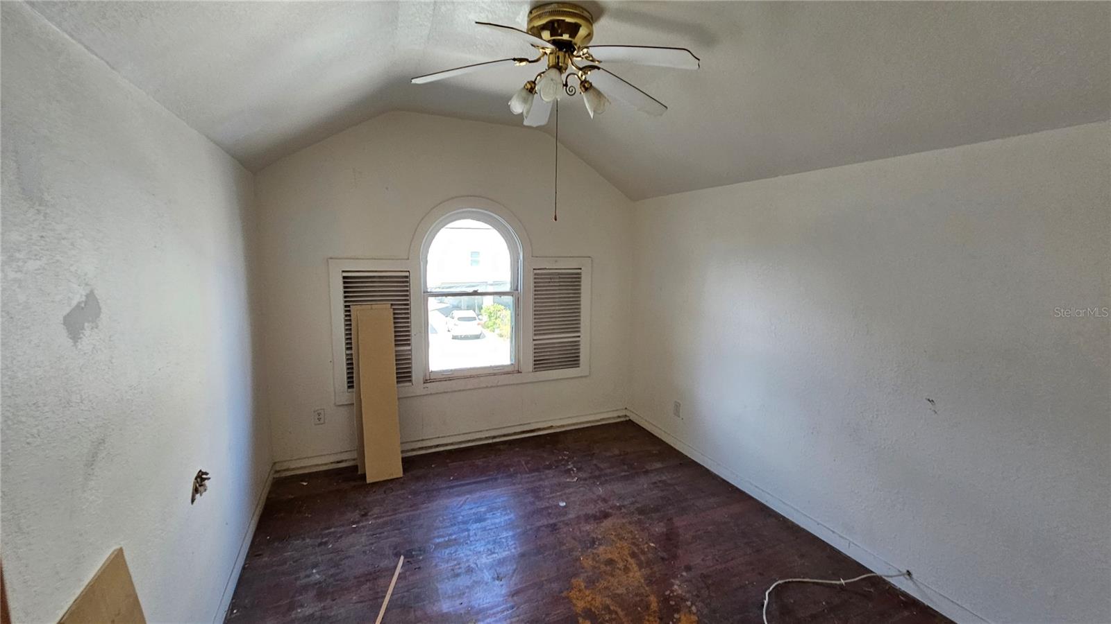 Image 17 of 18 For 852 4th Avenue N