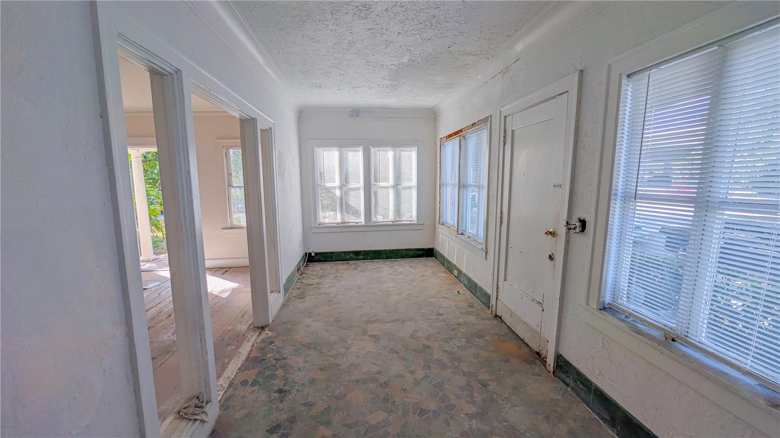 Image 19 of 29 For 852 4th Avenue N