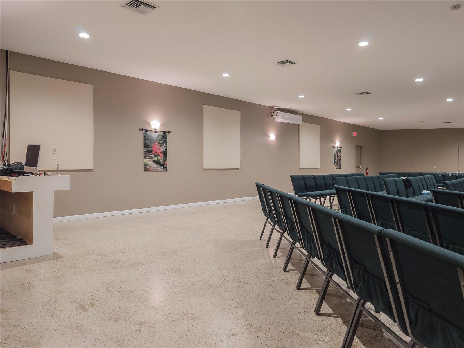 Listing photo id 10 for 4807 Mile Stetch Drive