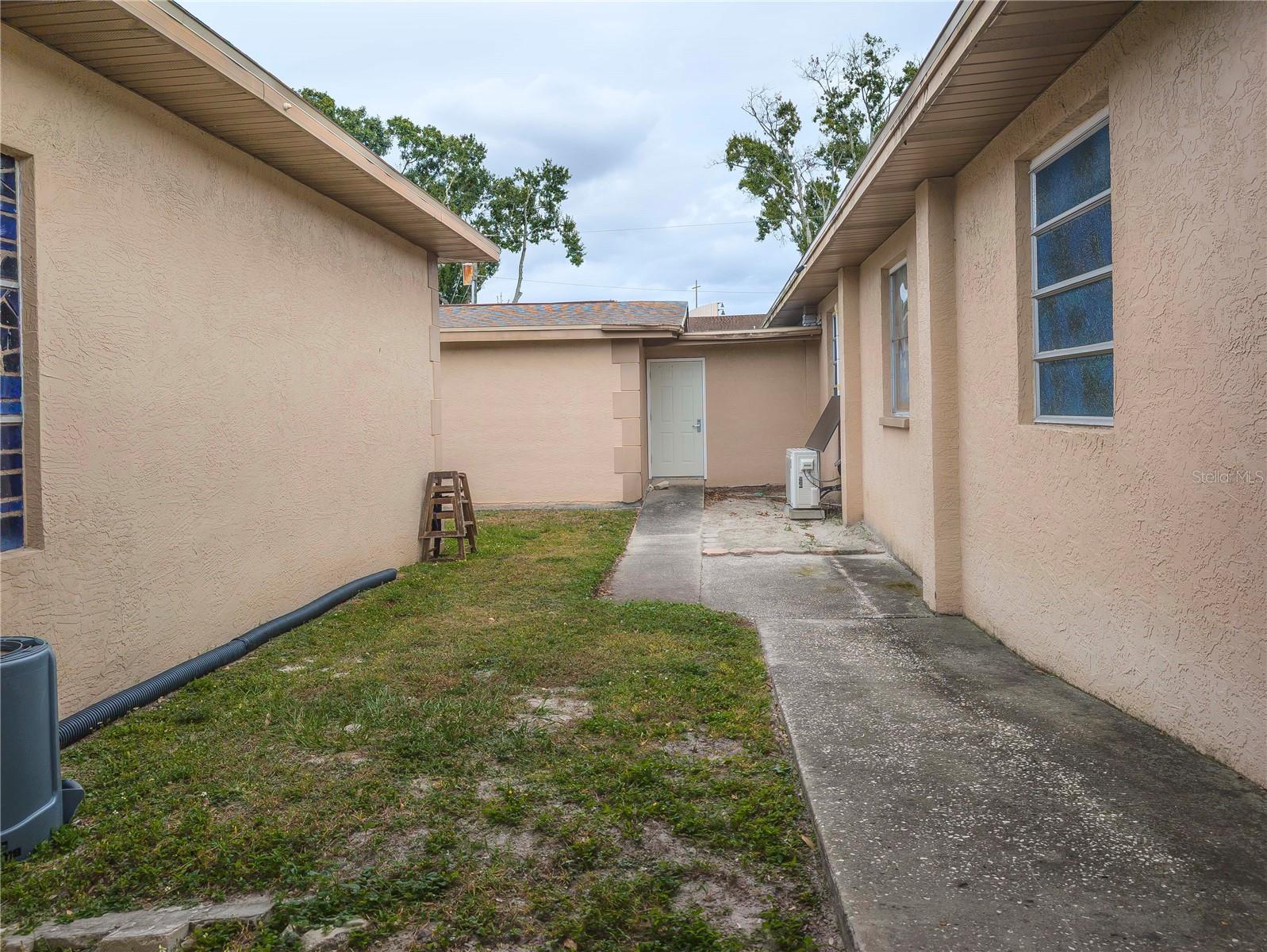 Listing photo id 19 for 4807 Mile Stetch Drive