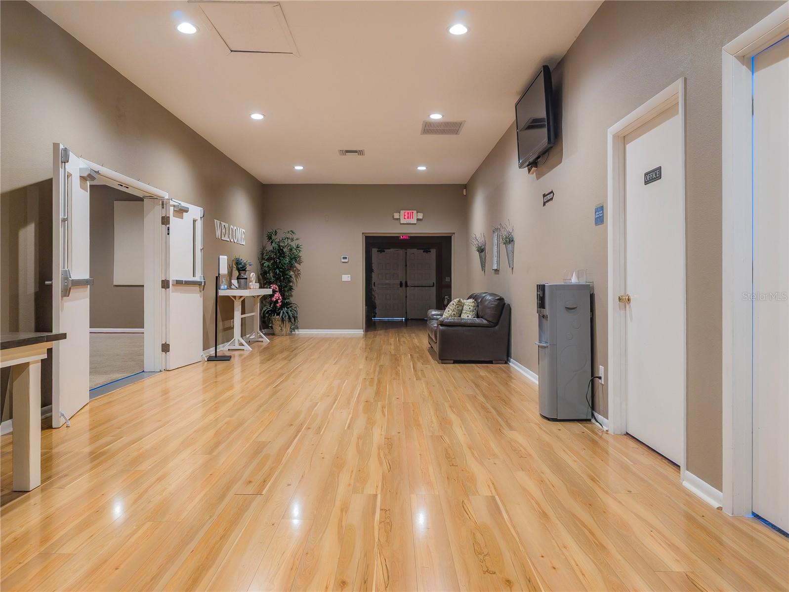 Listing photo id 7 for 4807 Mile Stetch Drive