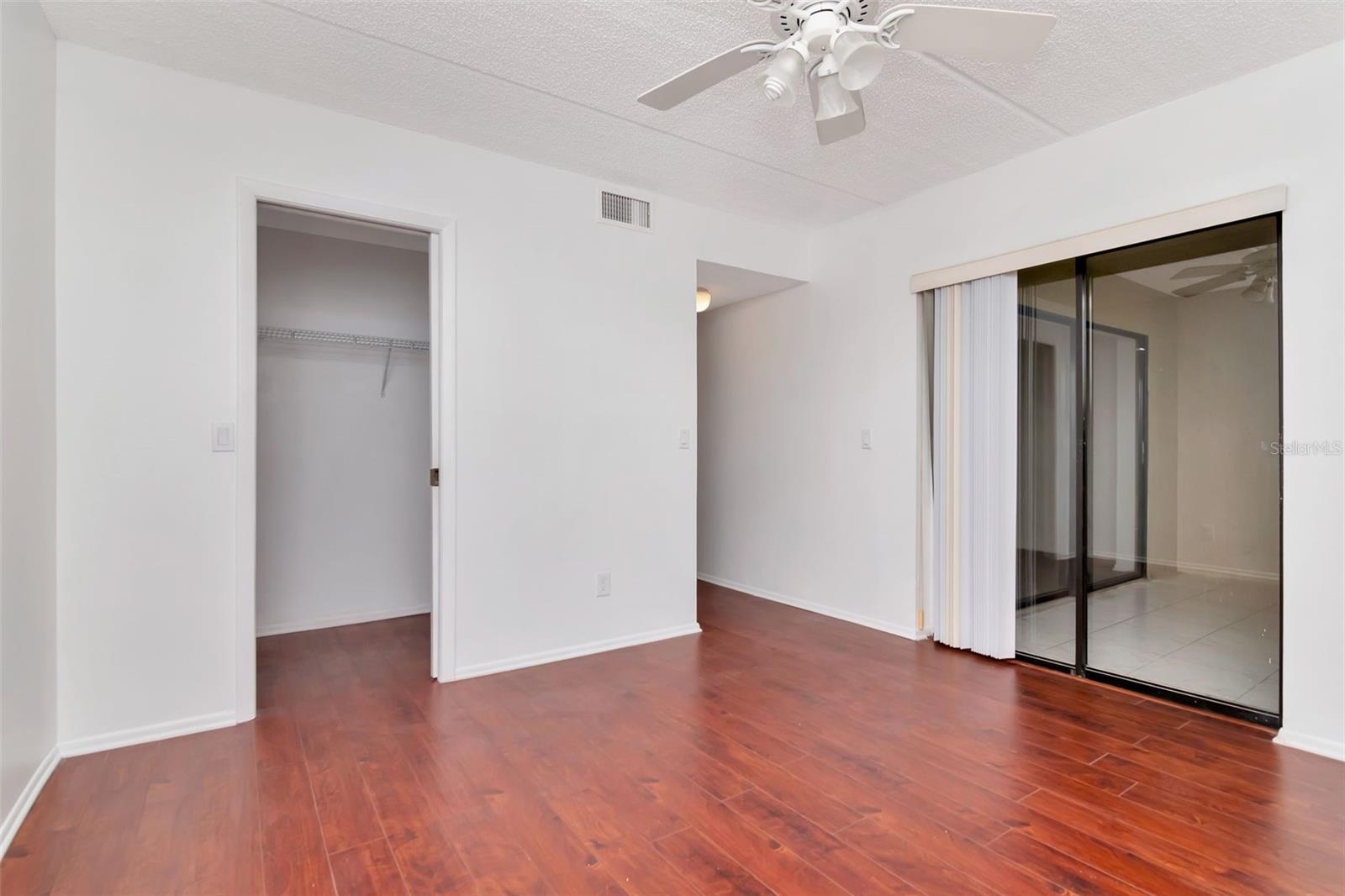 Image 13 of 30 For 105 Woodlake Lane 105