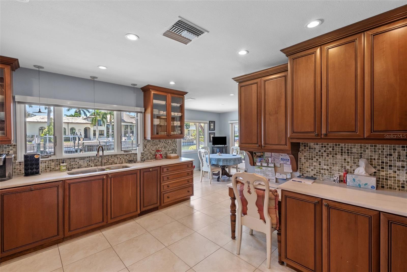 Listing photo id 12 for 4922 Bay Way Place