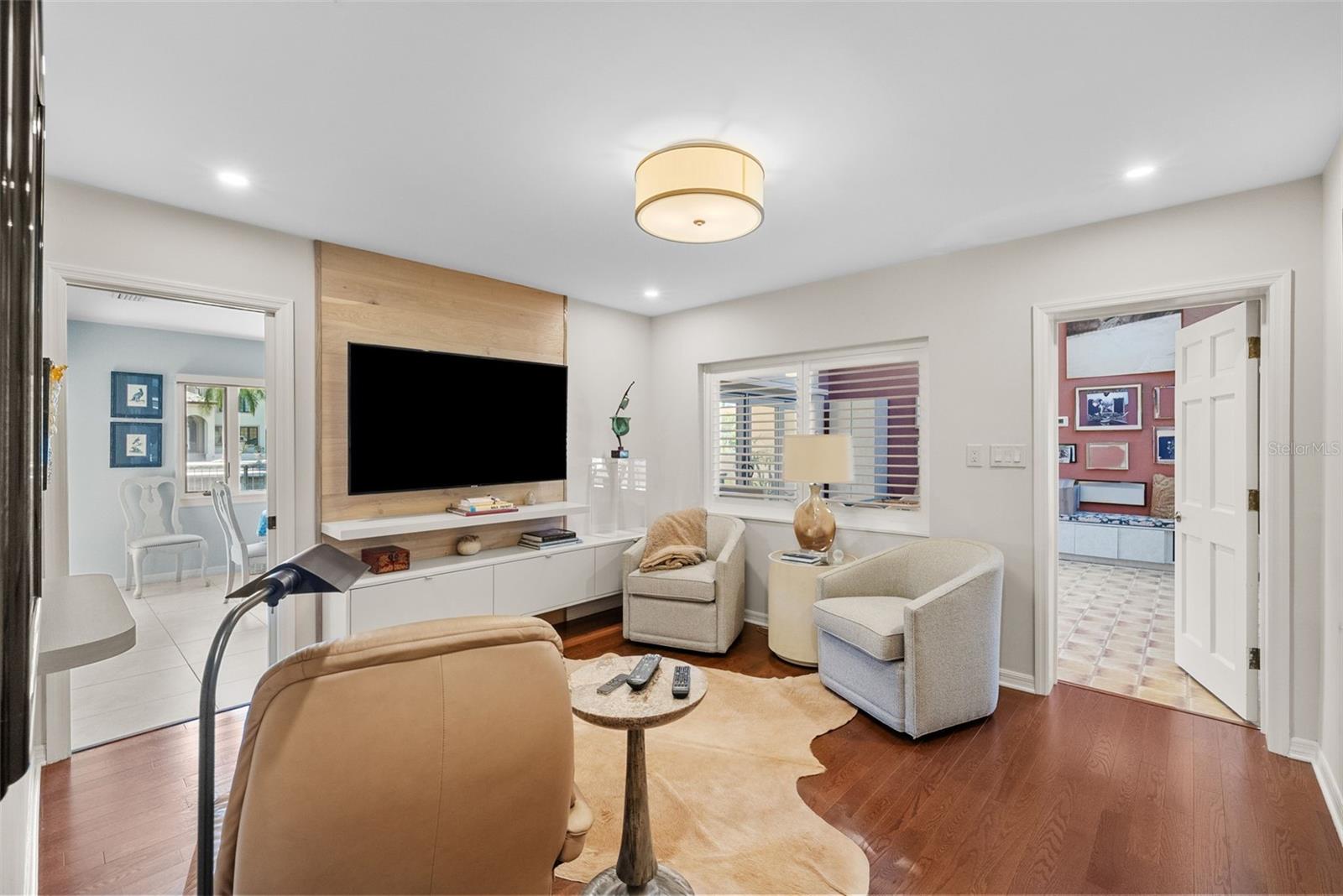 Listing photo id 15 for 4922 Bay Way Place