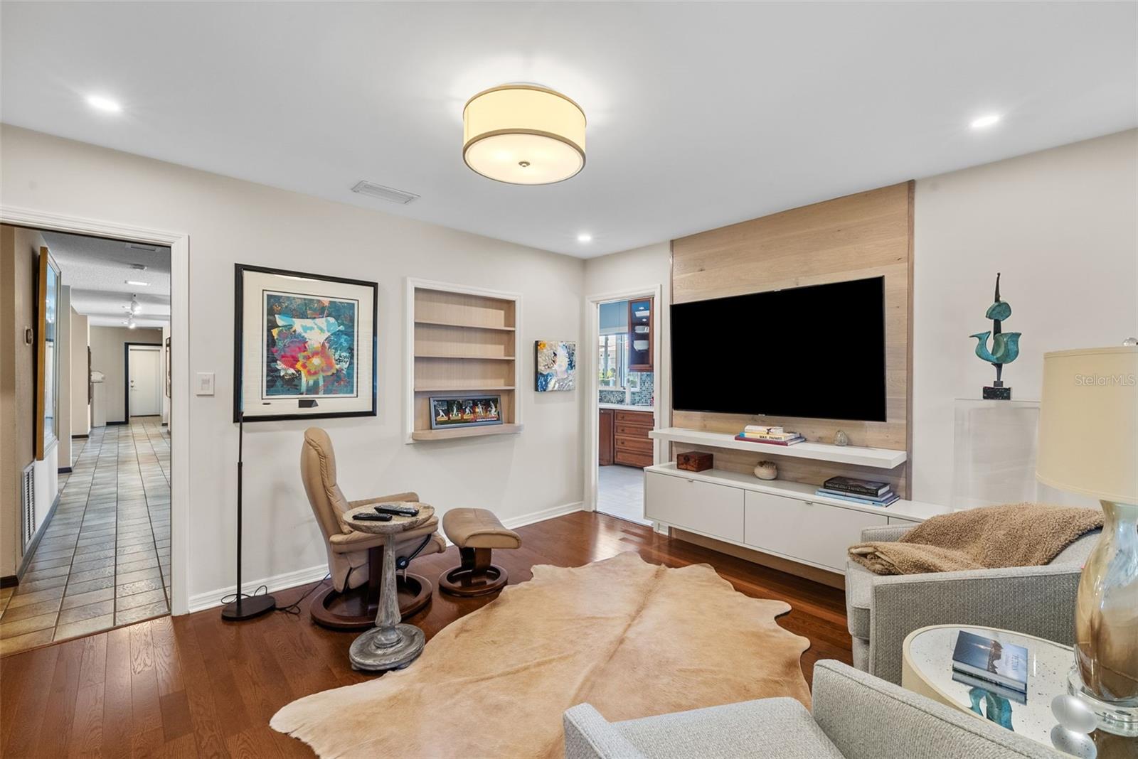 Listing photo id 16 for 4922 Bay Way Place