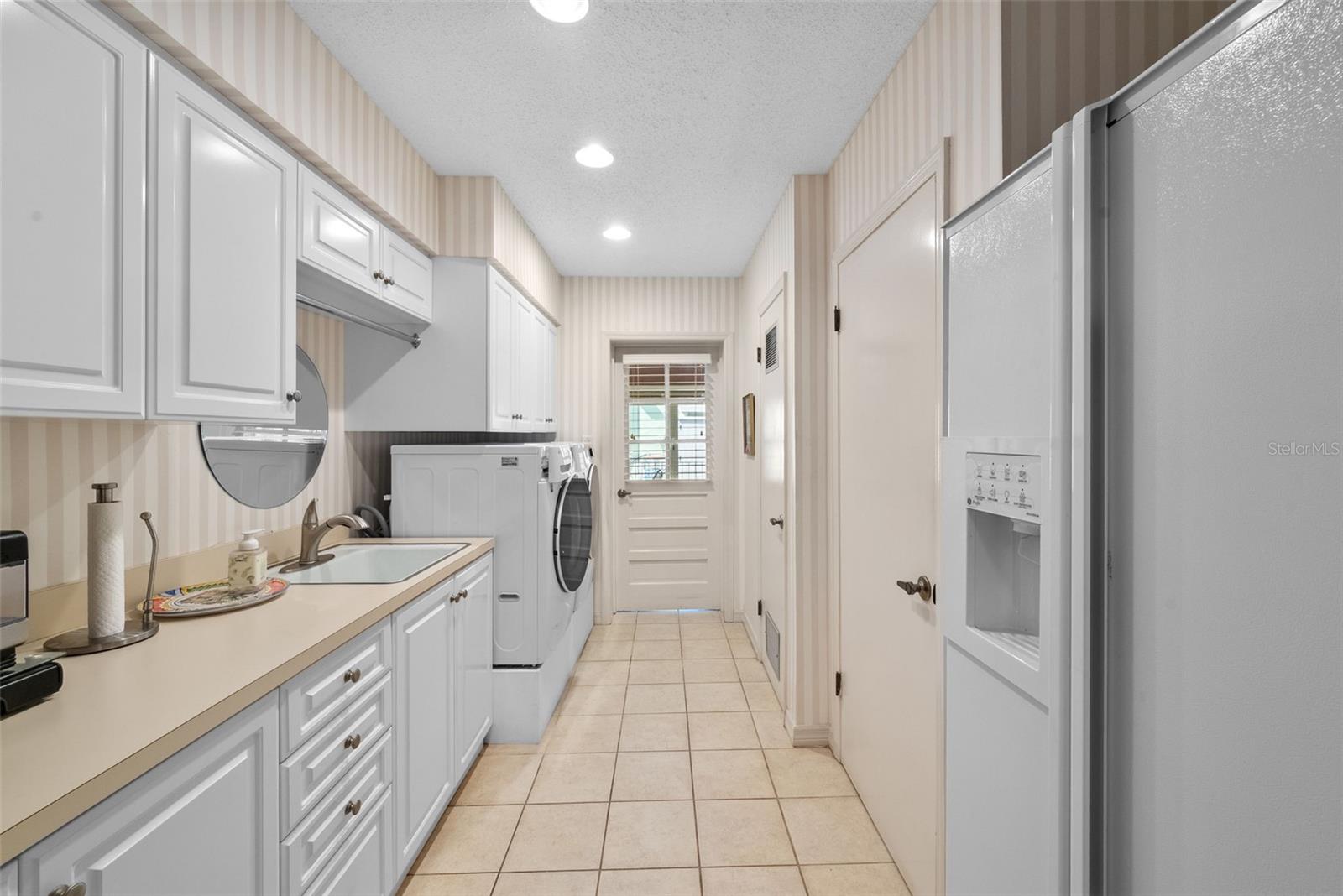 Listing photo id 17 for 4922 Bay Way Place