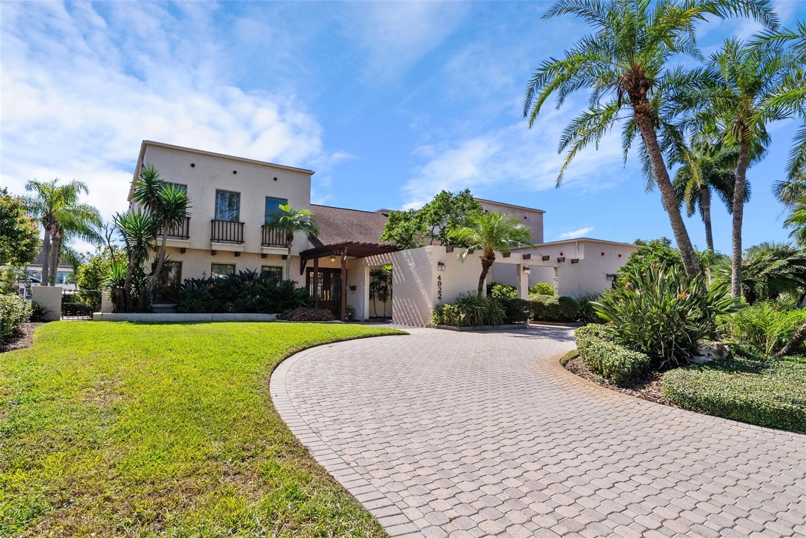 Listing photo id 0 for 4922 Bay Way Place